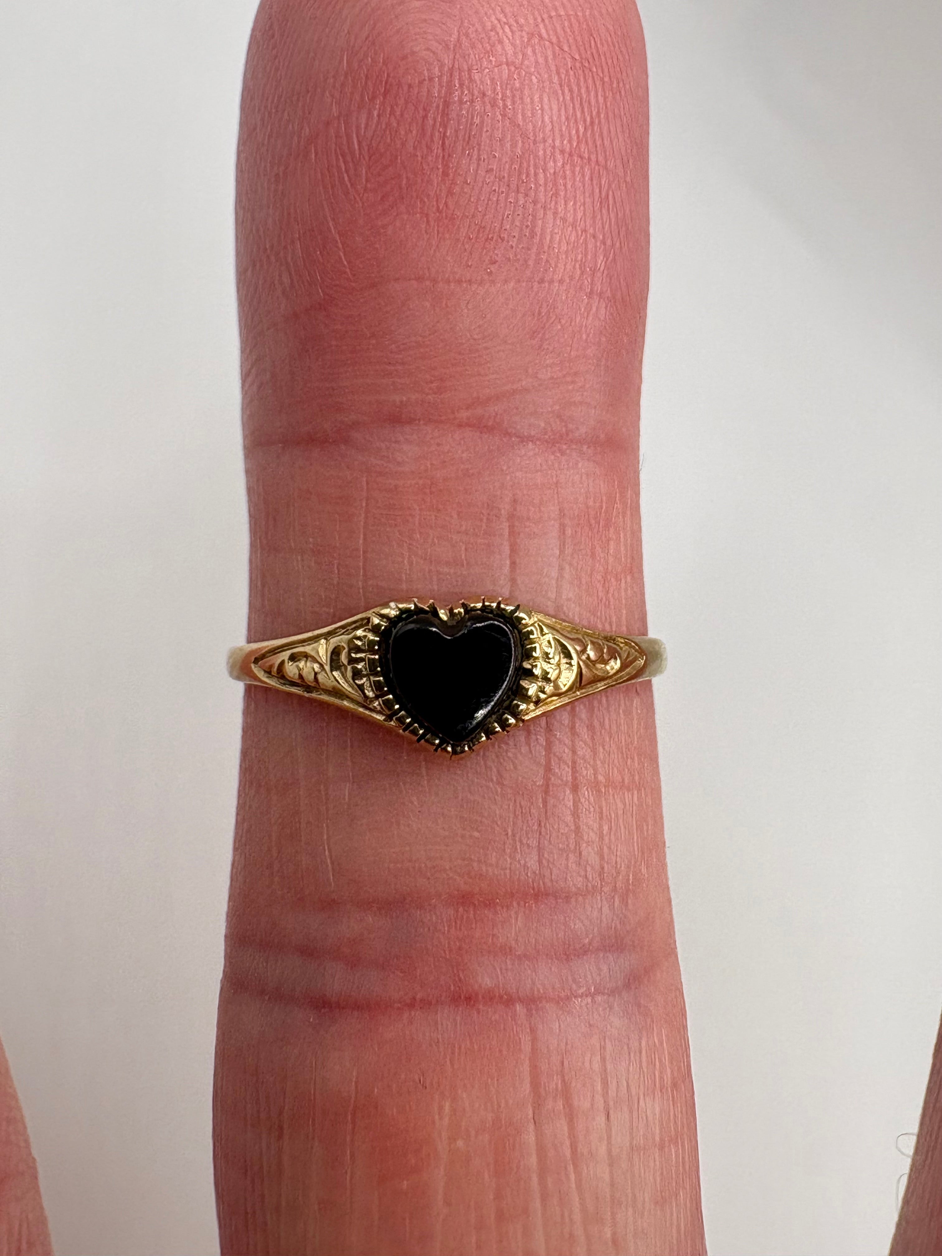 9ct gold onyx heart ring