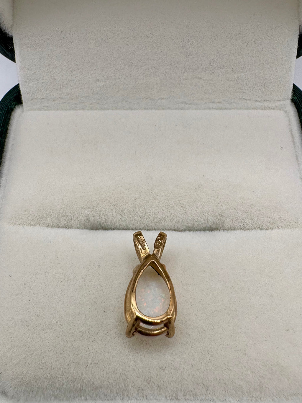 9ct gold opal pendant
