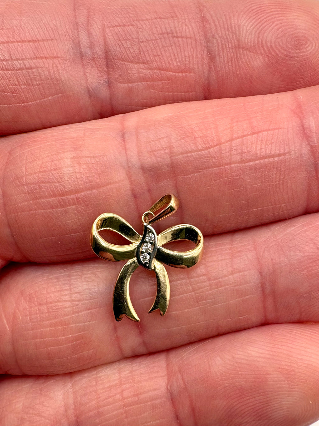 9ct gold diamond bow pendant