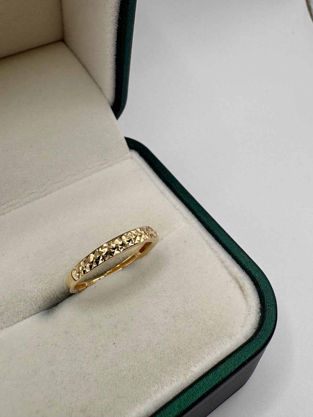 9ct gold patterned band ring