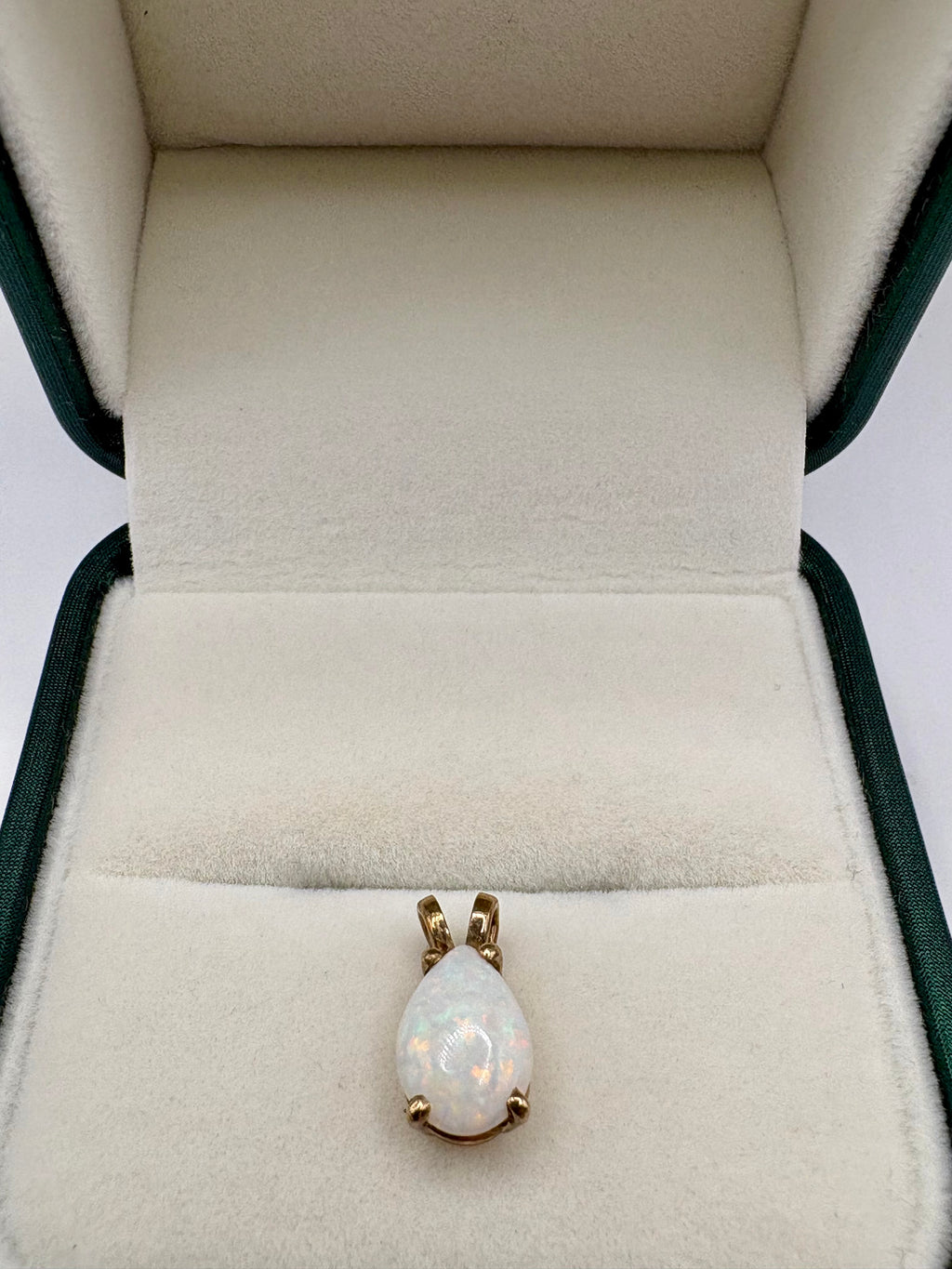 9ct gold opal pendant