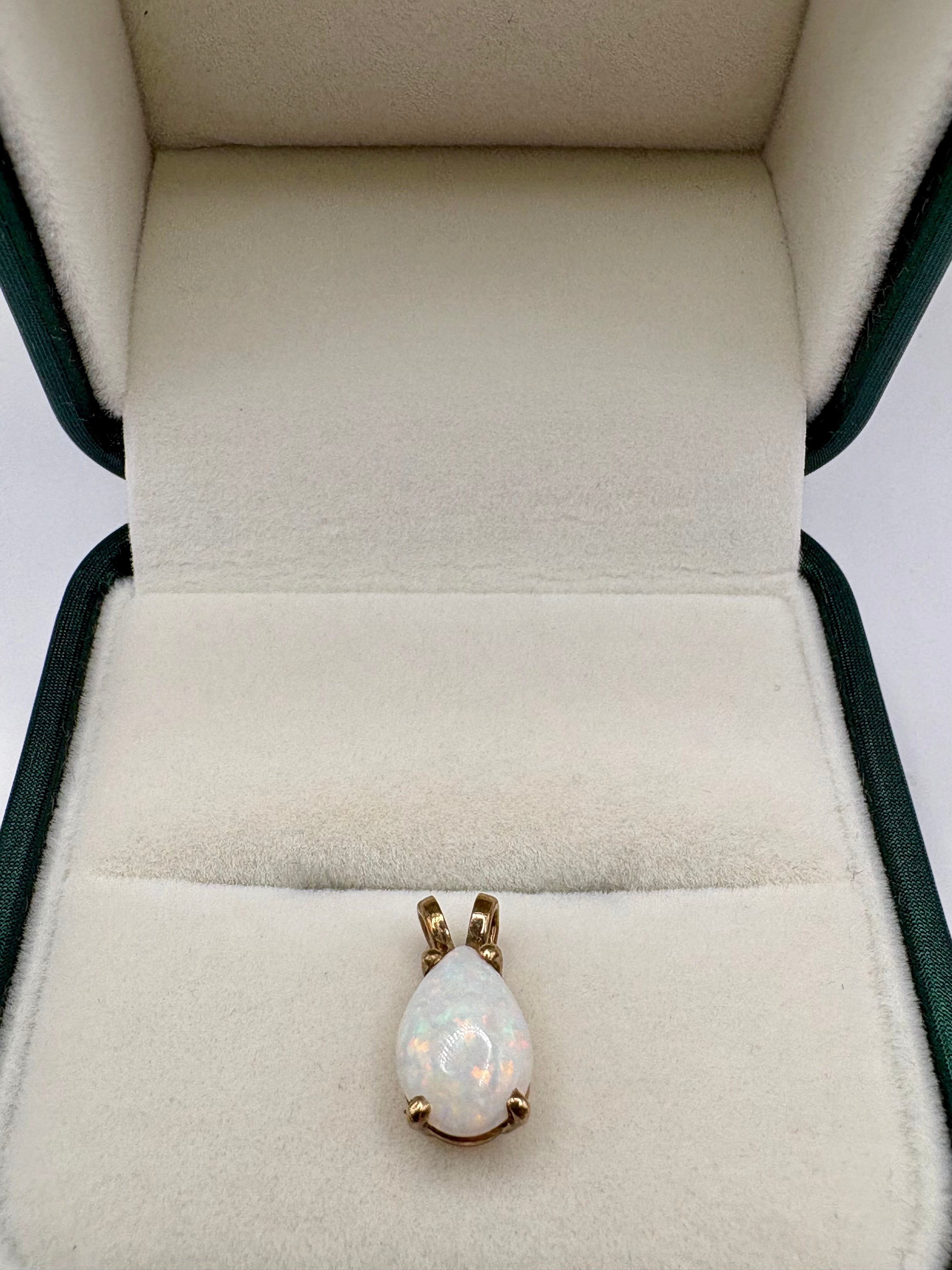 9ct gold opal pendant