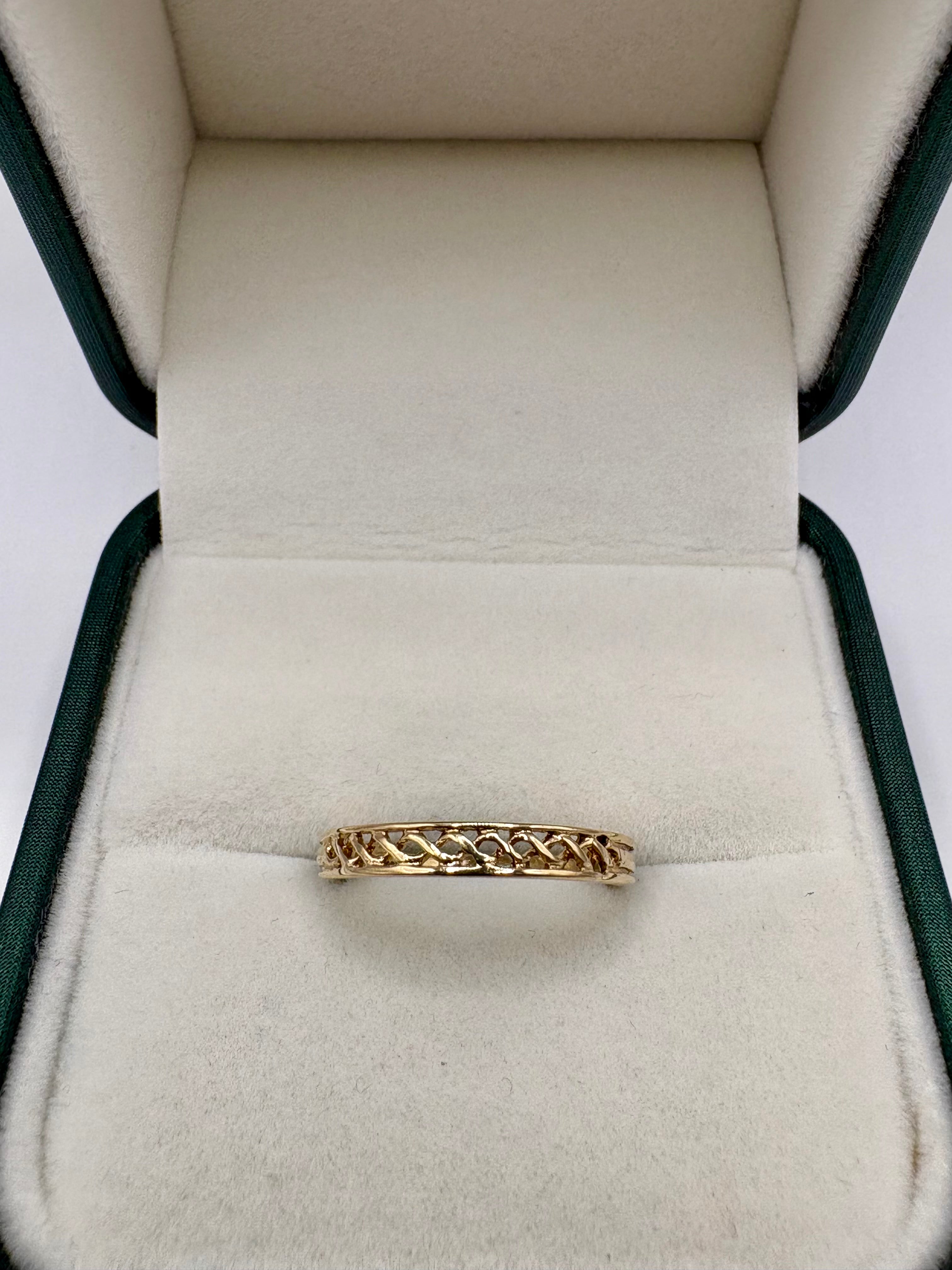 9ct gold patterned band ring