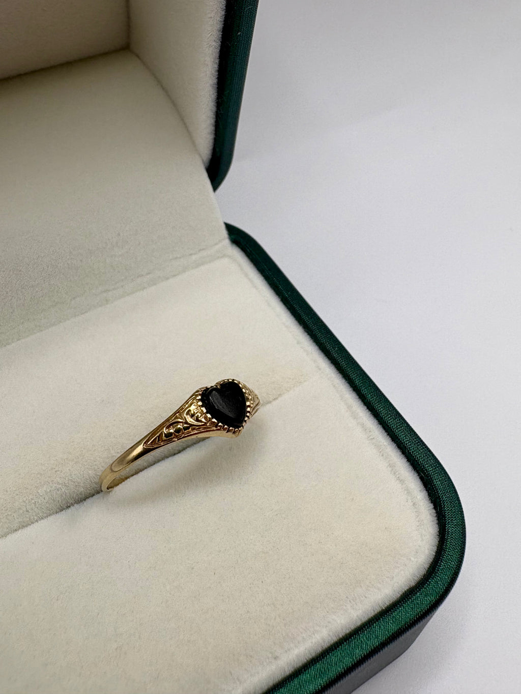 9ct gold onyx heart ring