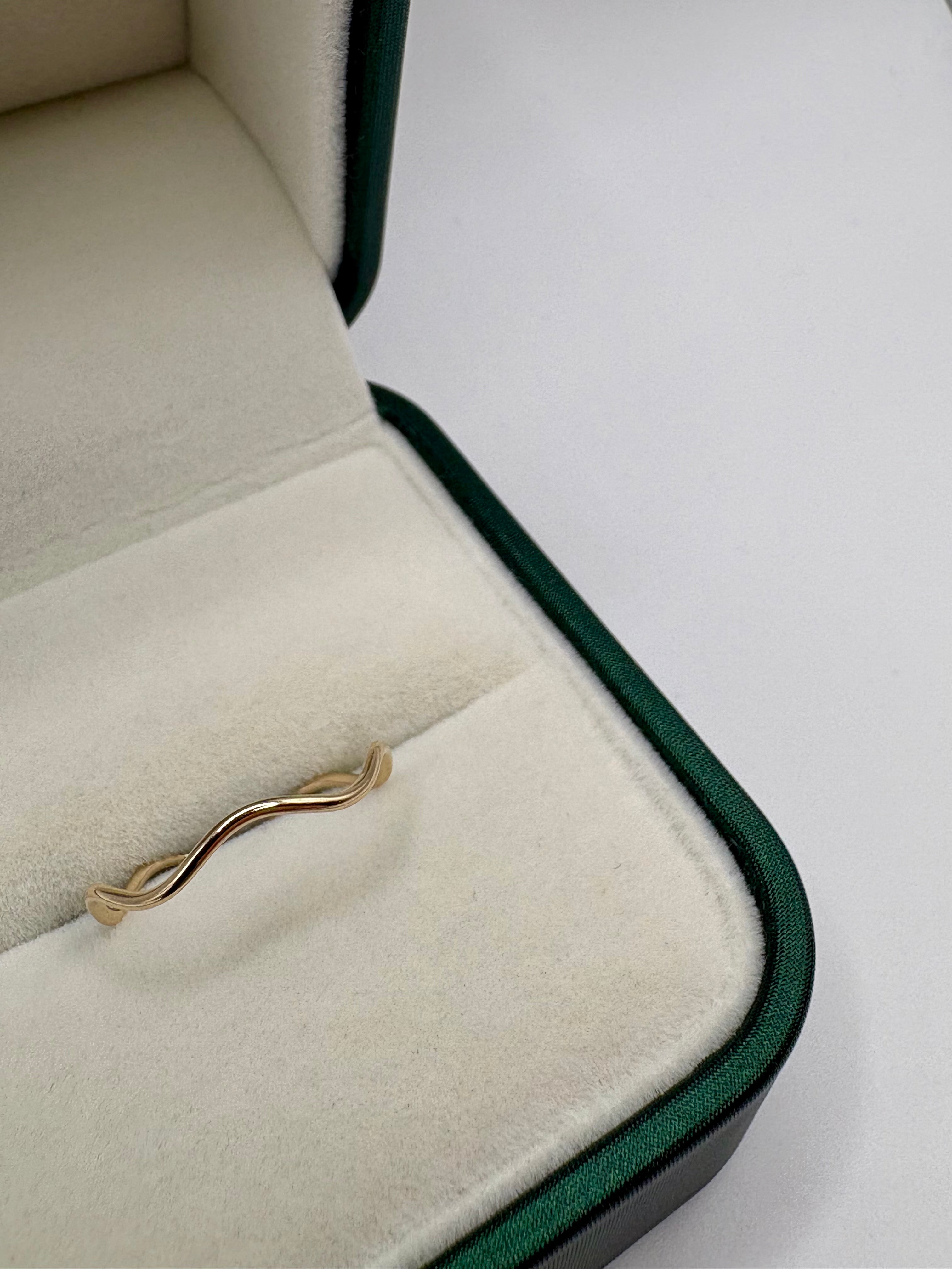 9ct gold wavy ring