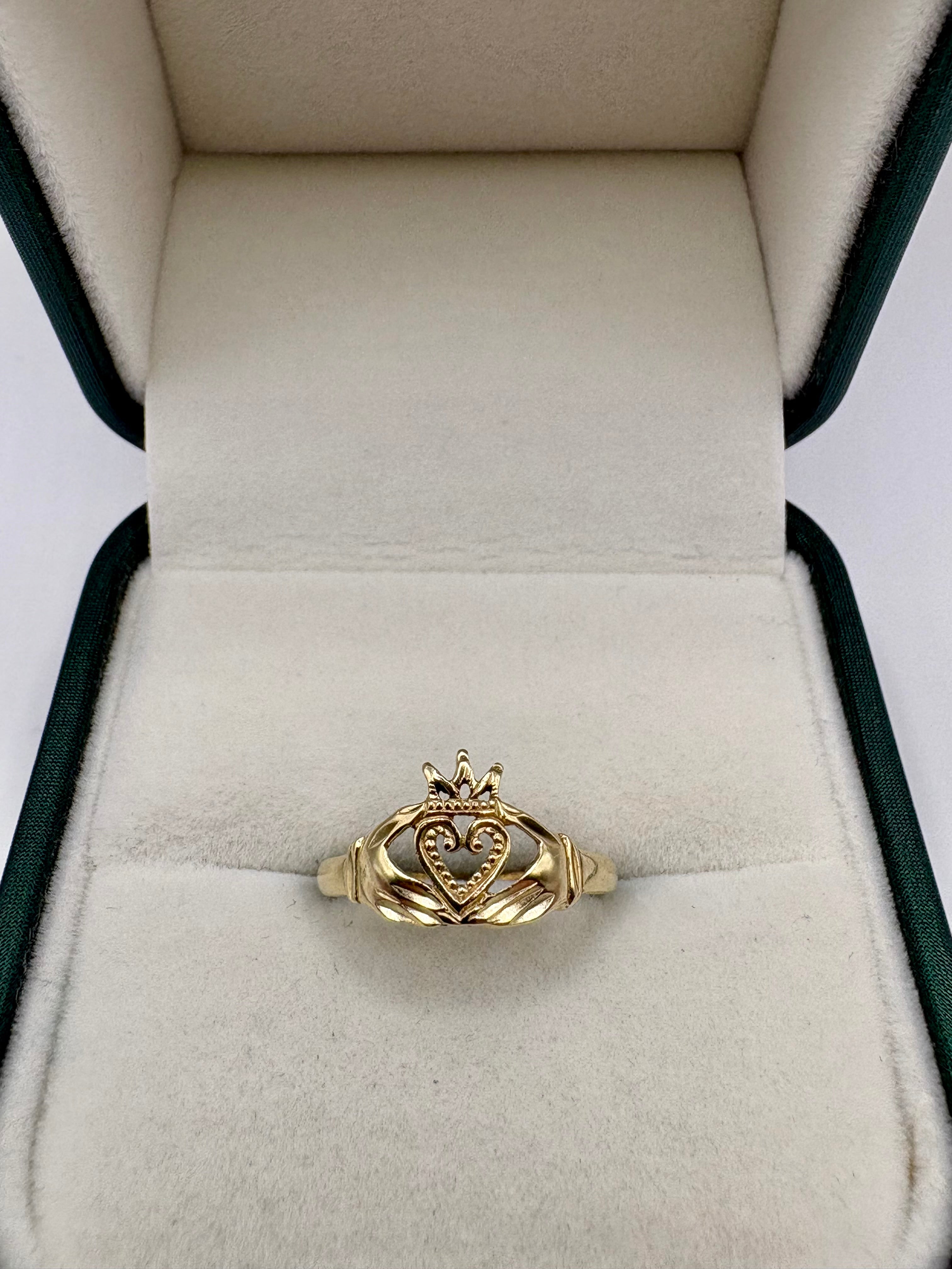 9ct gold claddagh ring