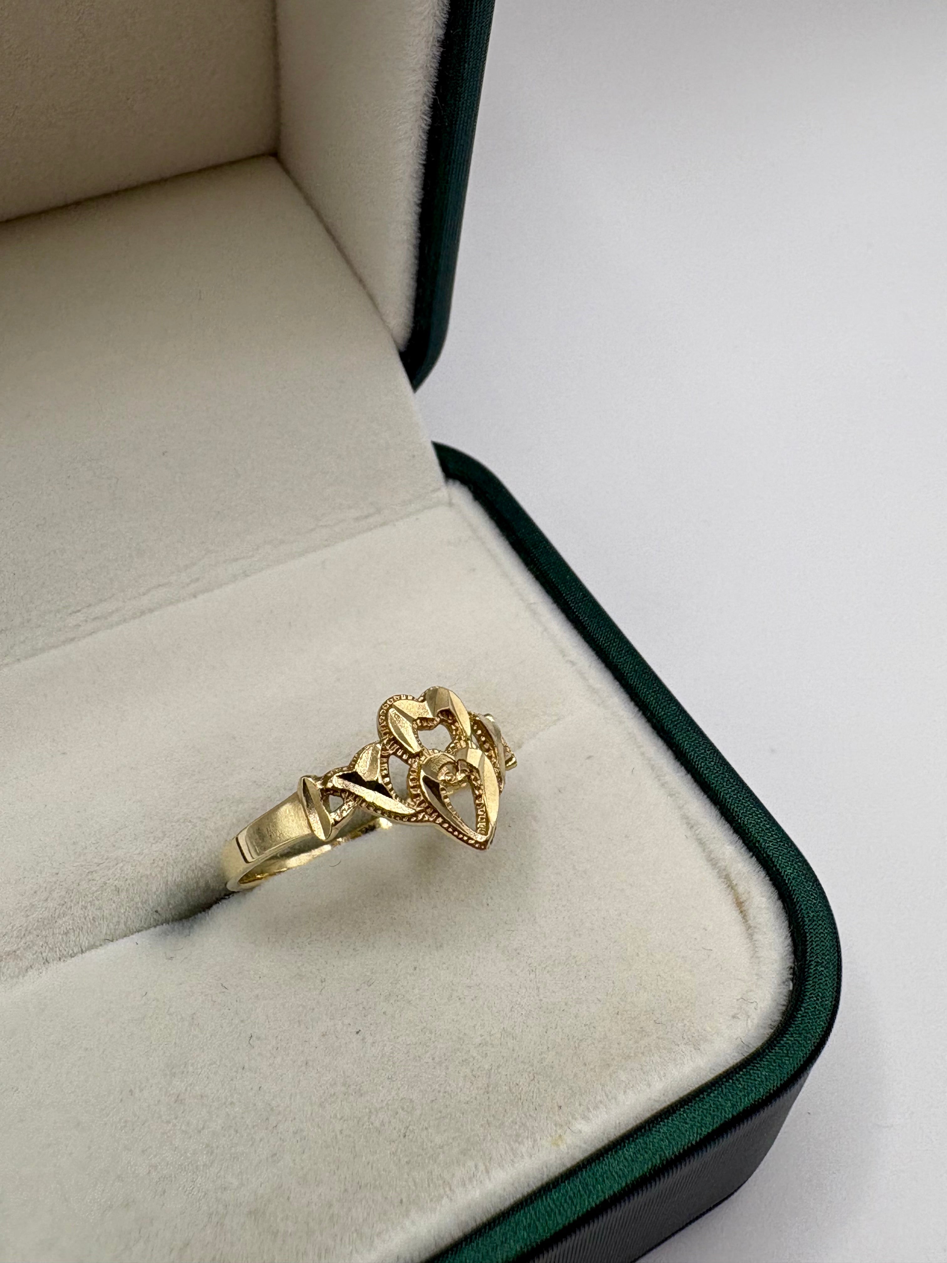 9ct gold heart patterned ring