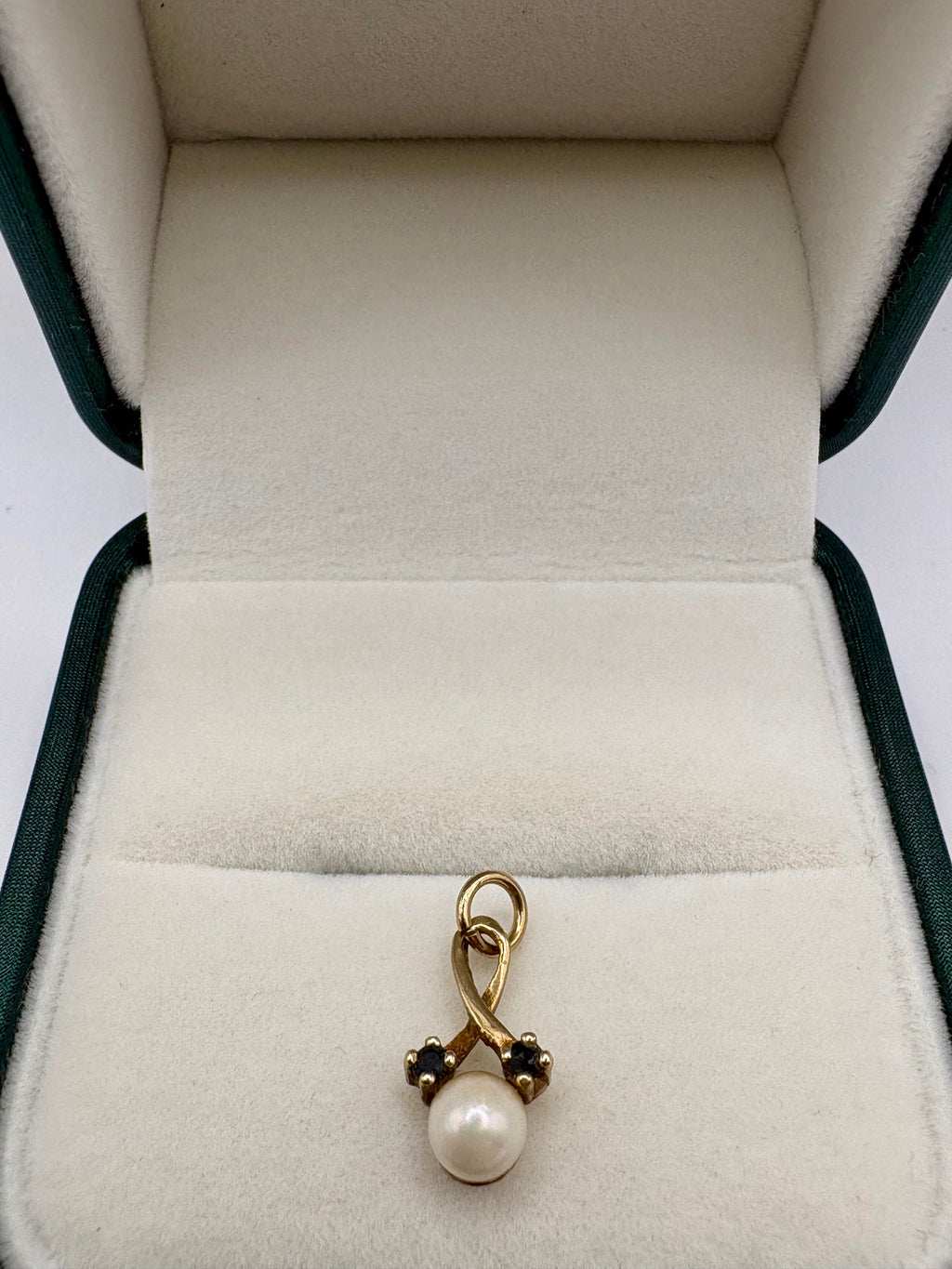 9ct gold cultured pearl and sapphire pendant