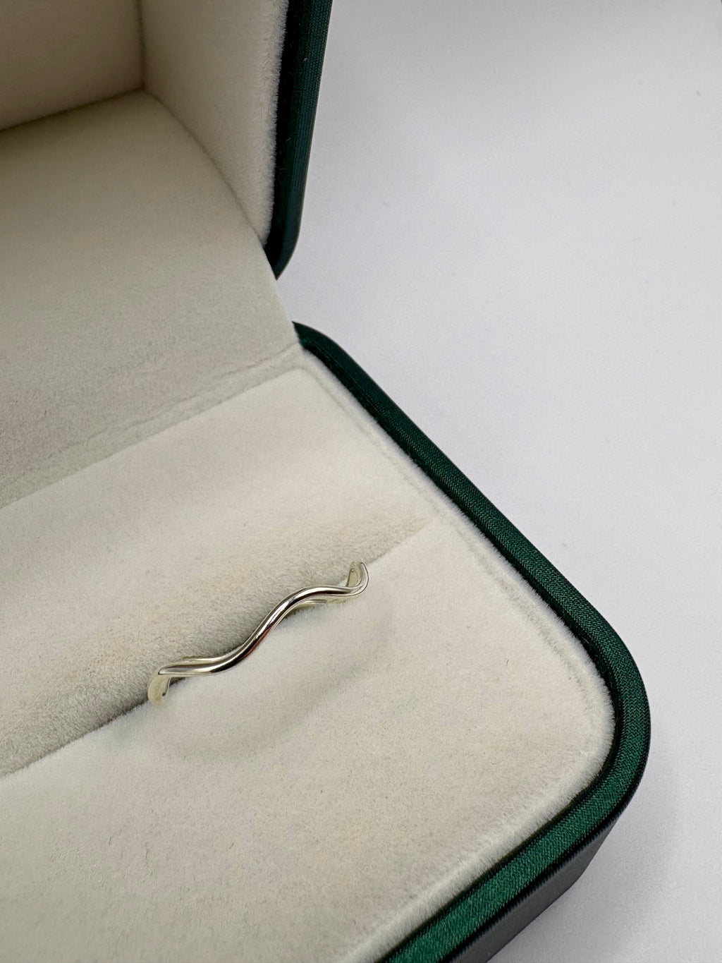 9ct white gold wavy ring