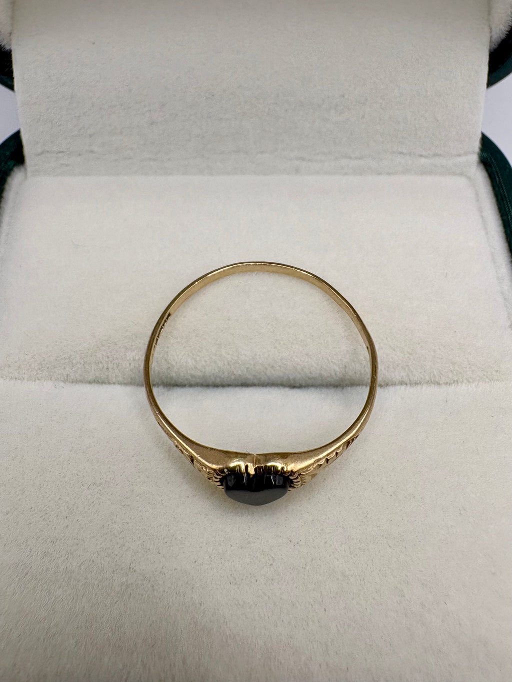 9ct gold onyx heart ring