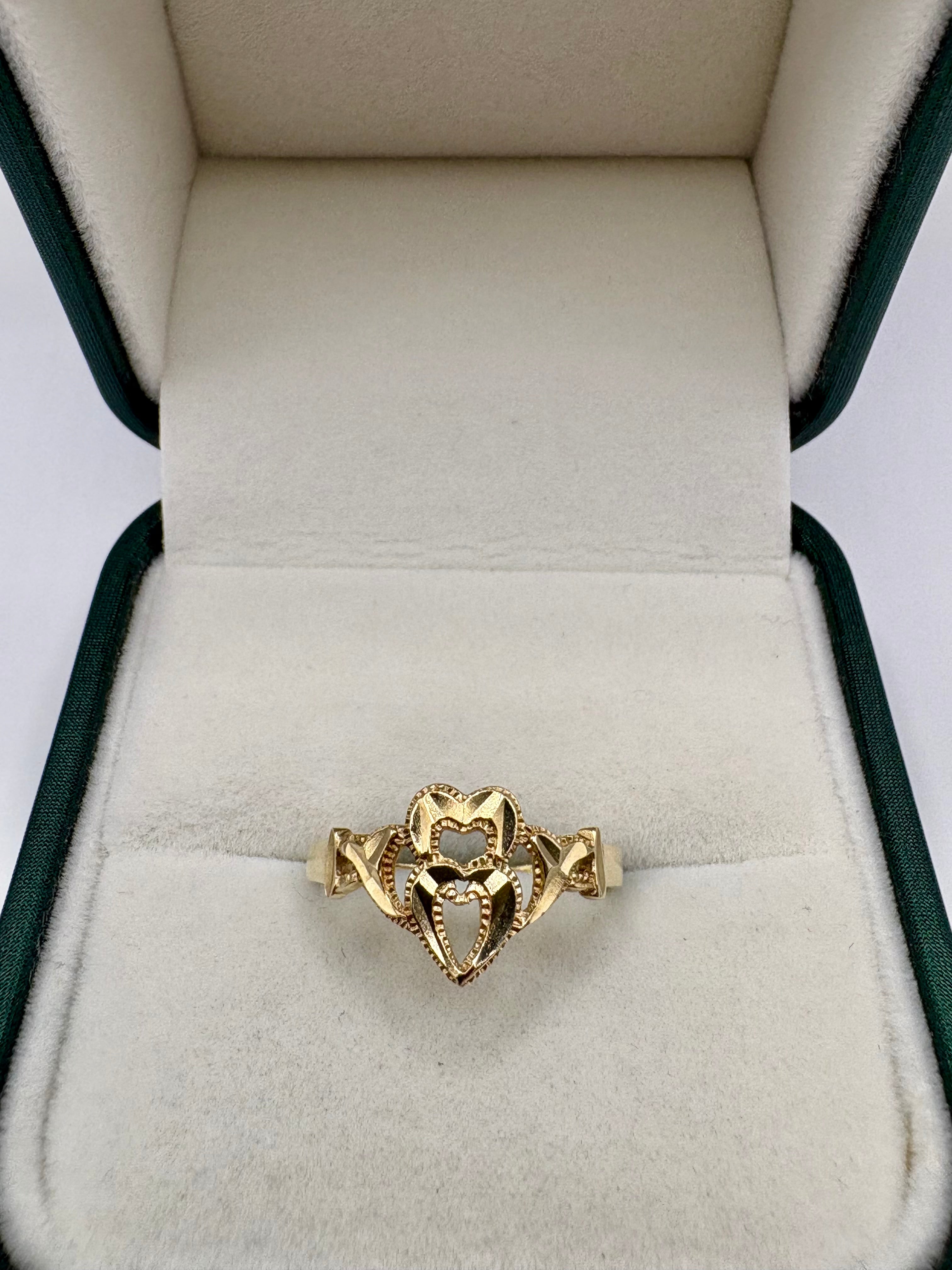 9ct gold heart patterned ring