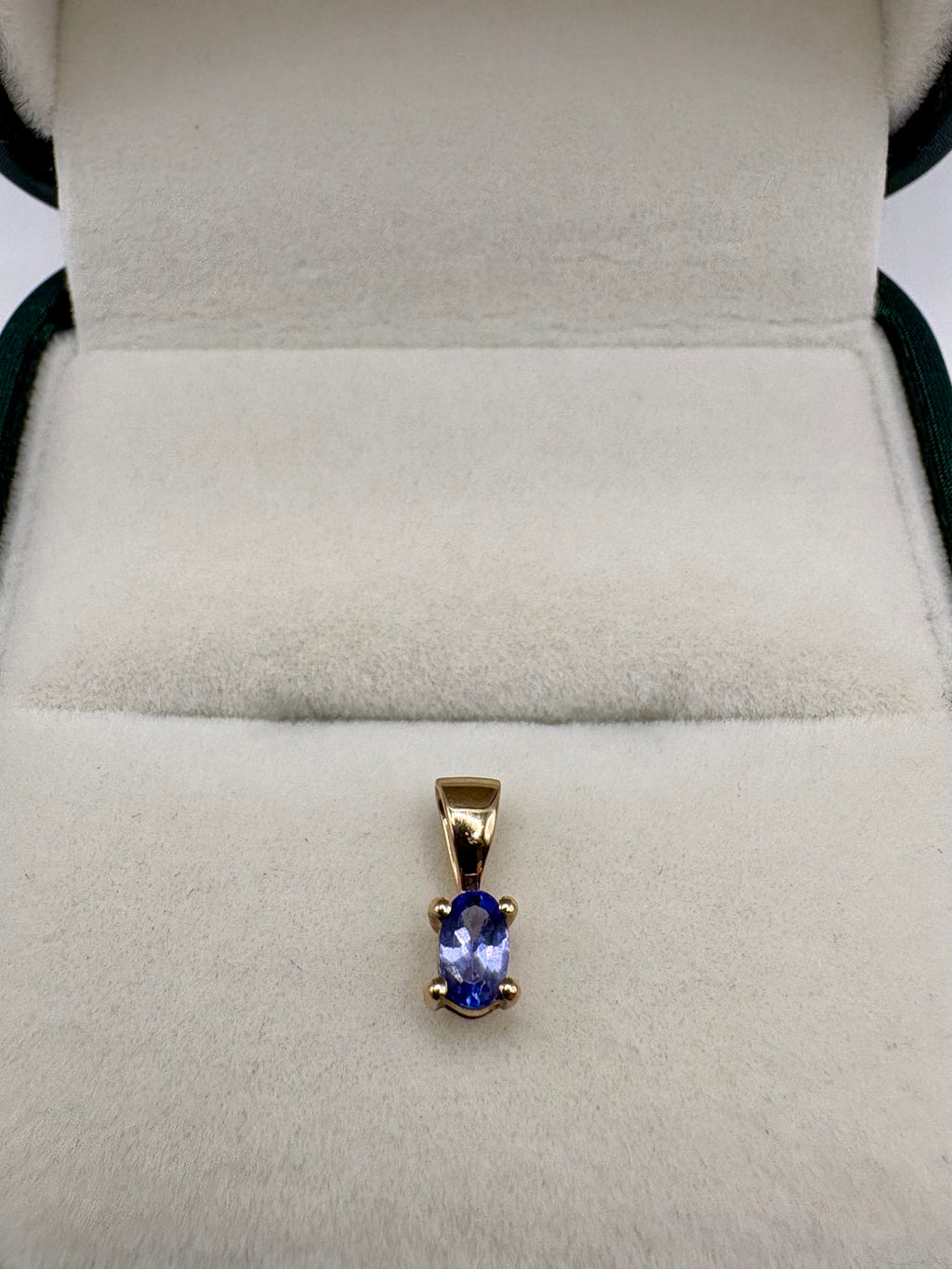 9ct gold tanzanite pendant