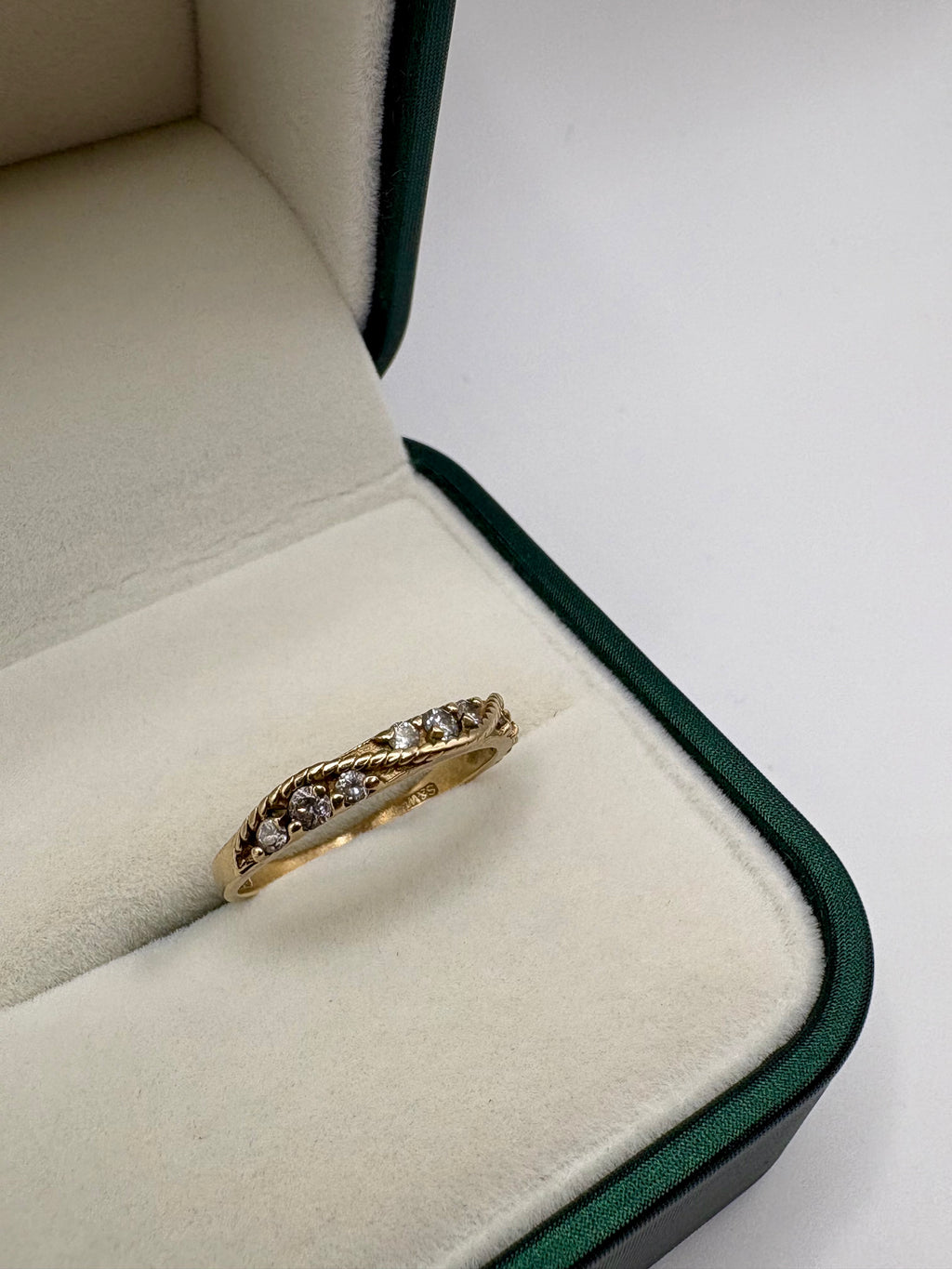 9ct gold synthetic spinel ring