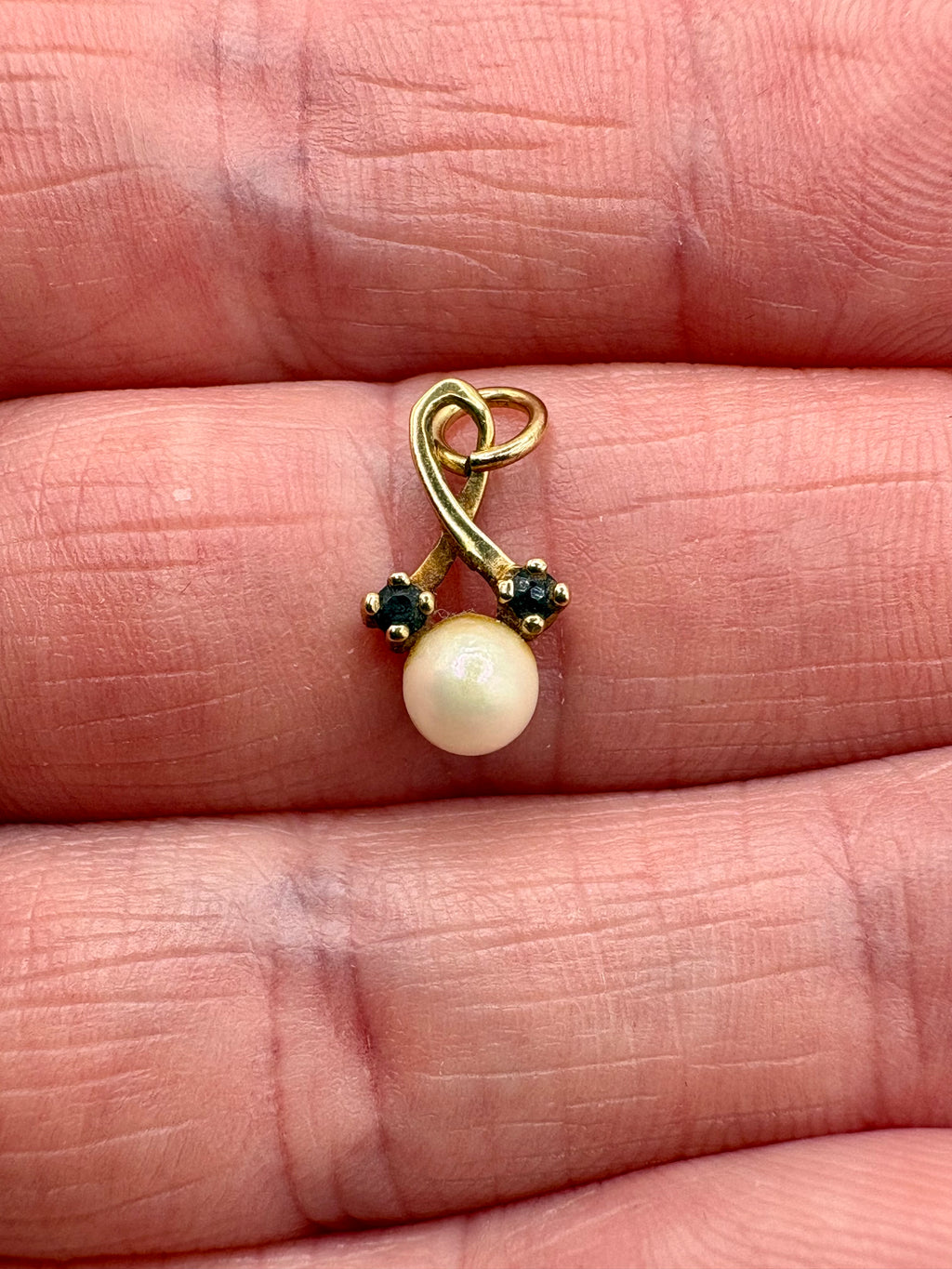 9ct gold cultured pearl and sapphire pendant