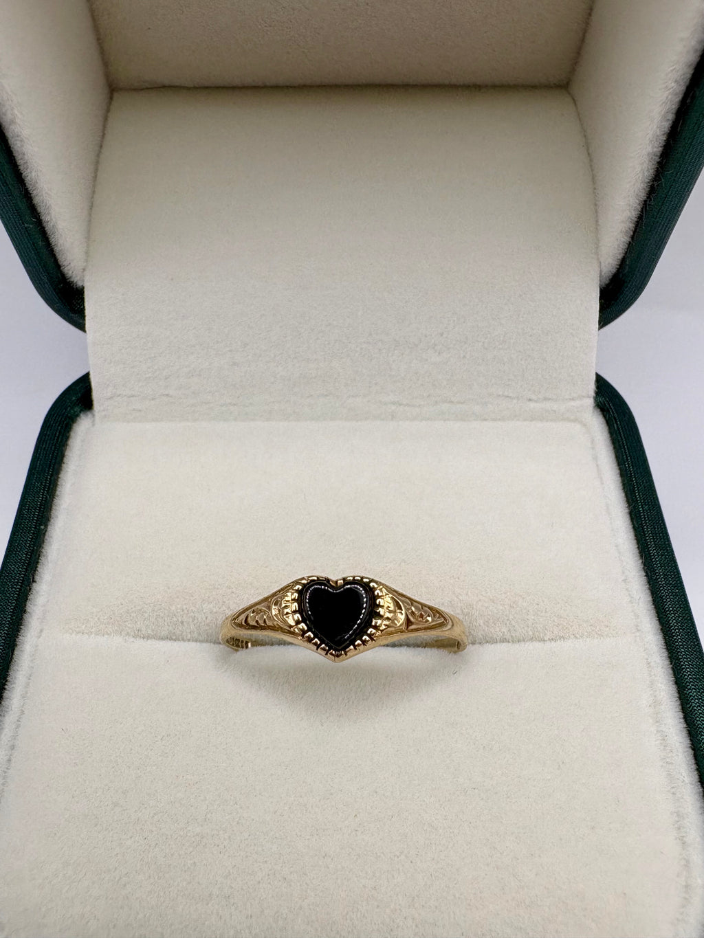 9ct gold onyx heart ring