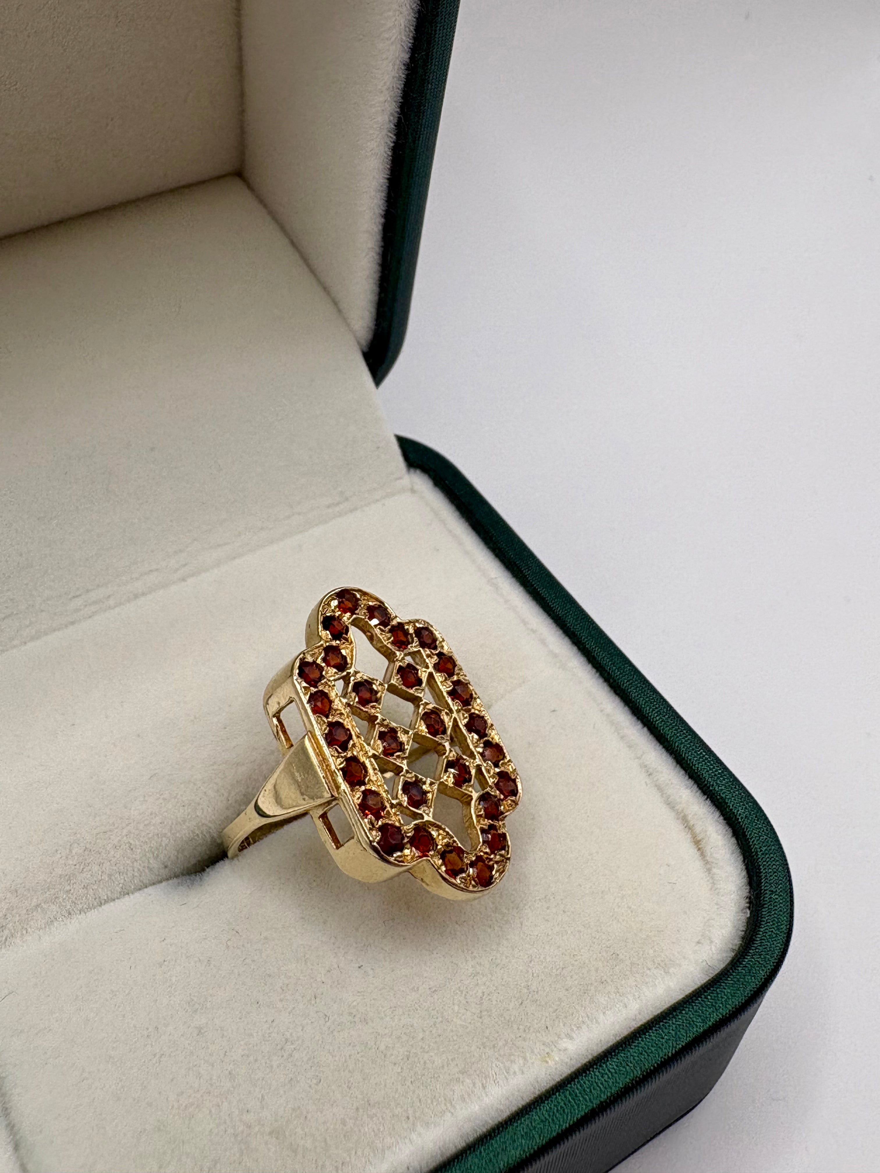9ct gold garnet ring