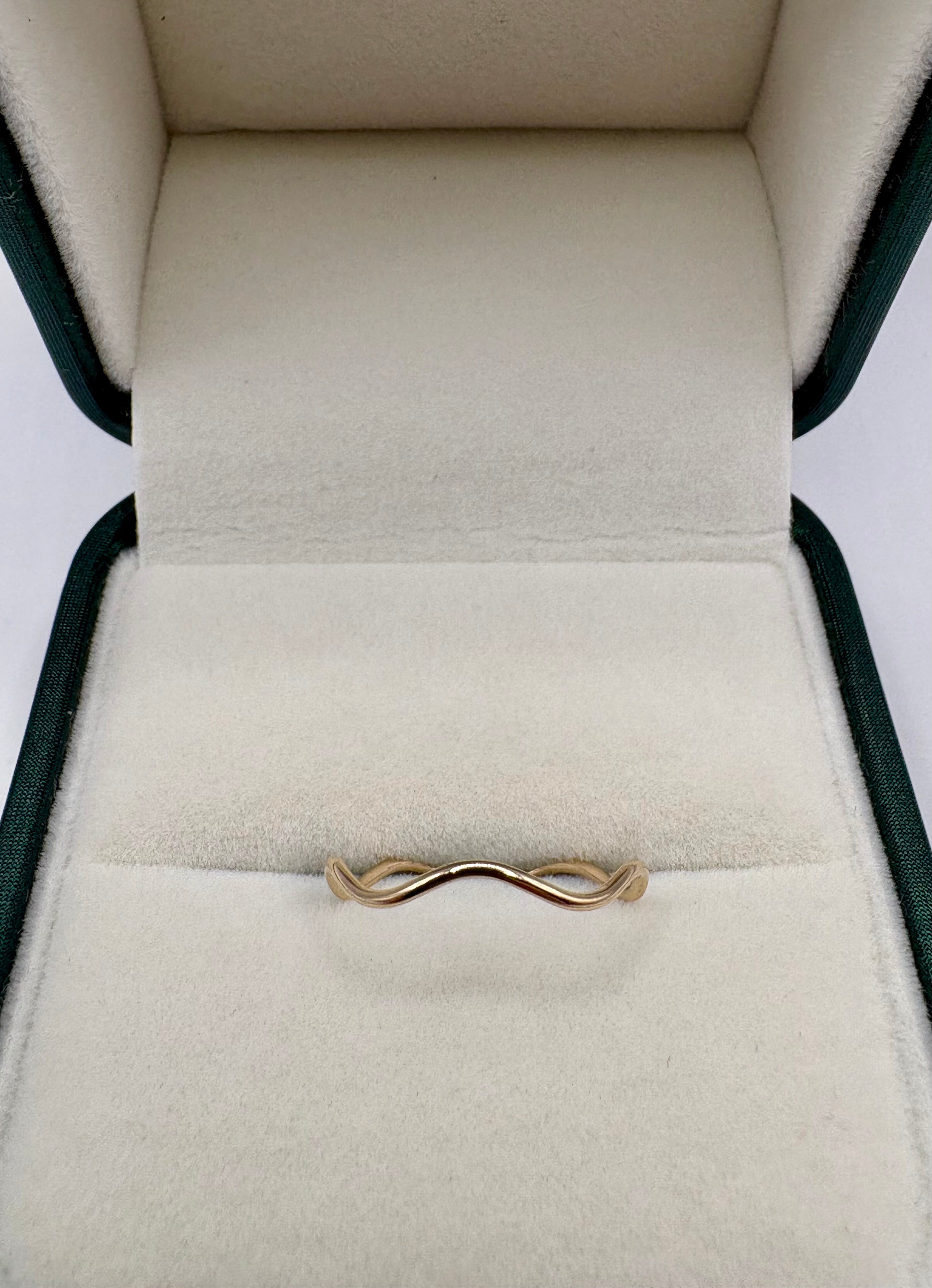 9ct gold wavy ring