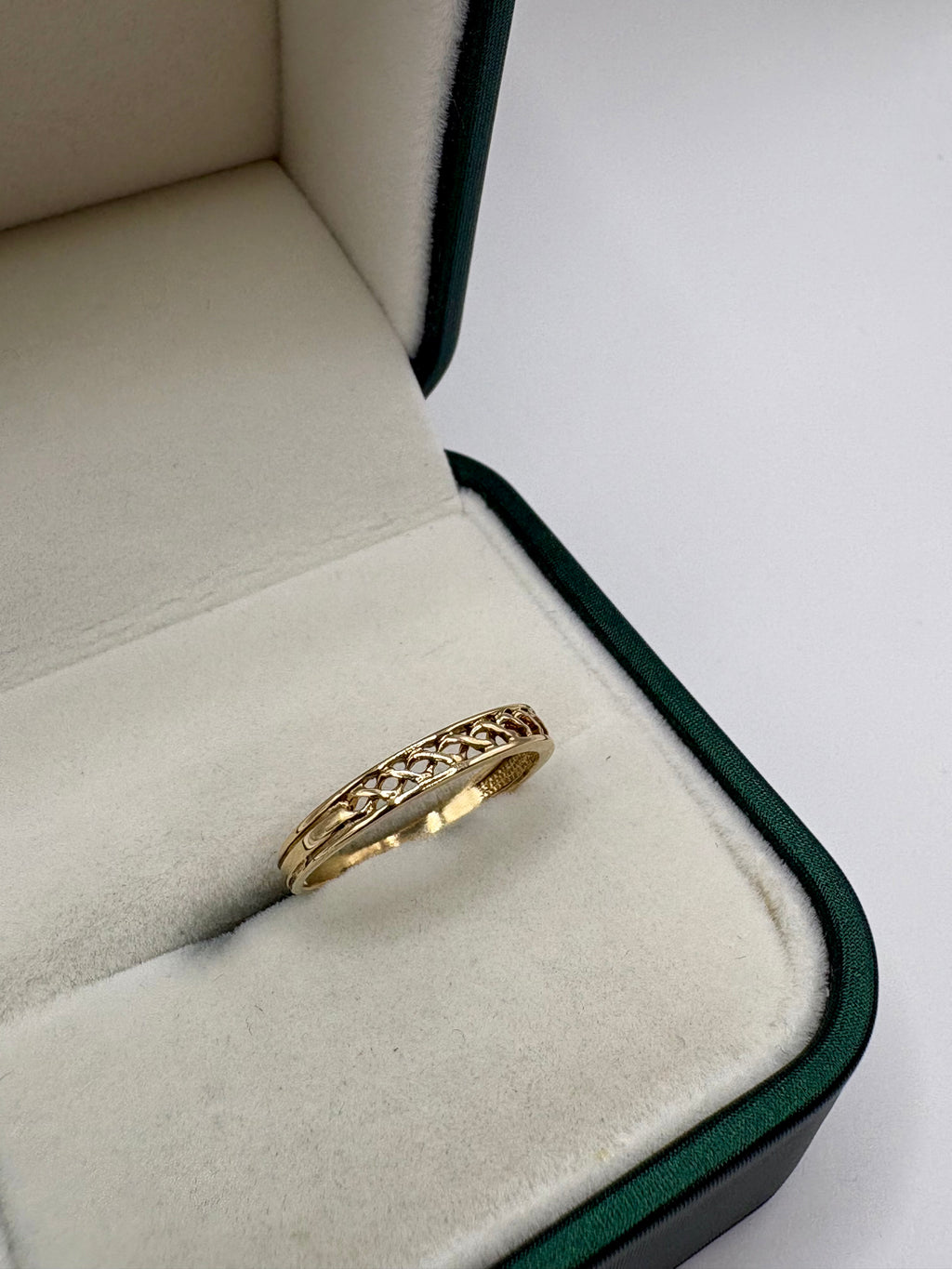 9ct gold patterned band ring