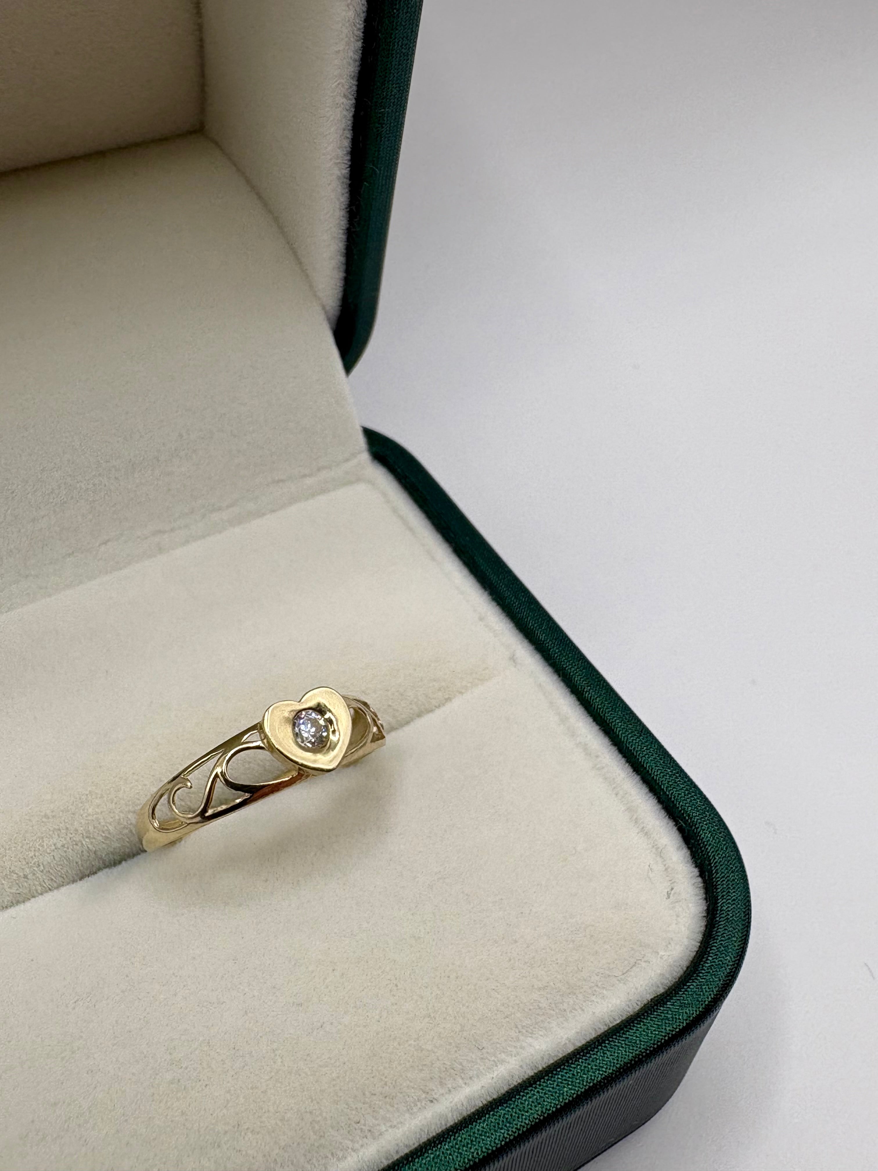 9ct gold cz heart signet ring
