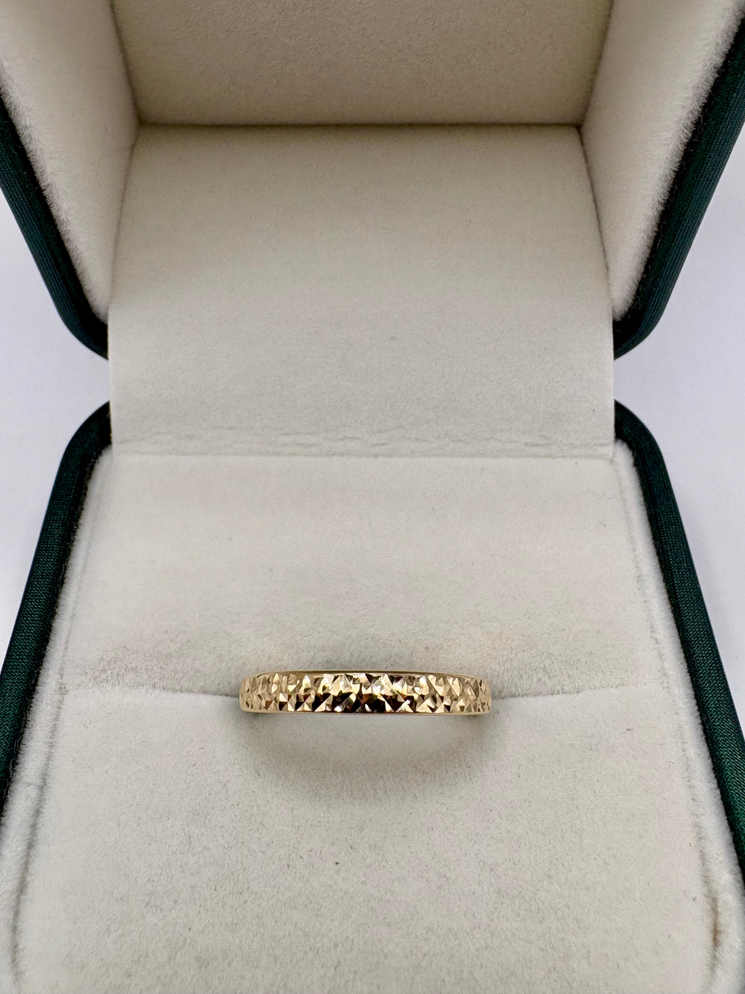 9ct gold patterned band ring