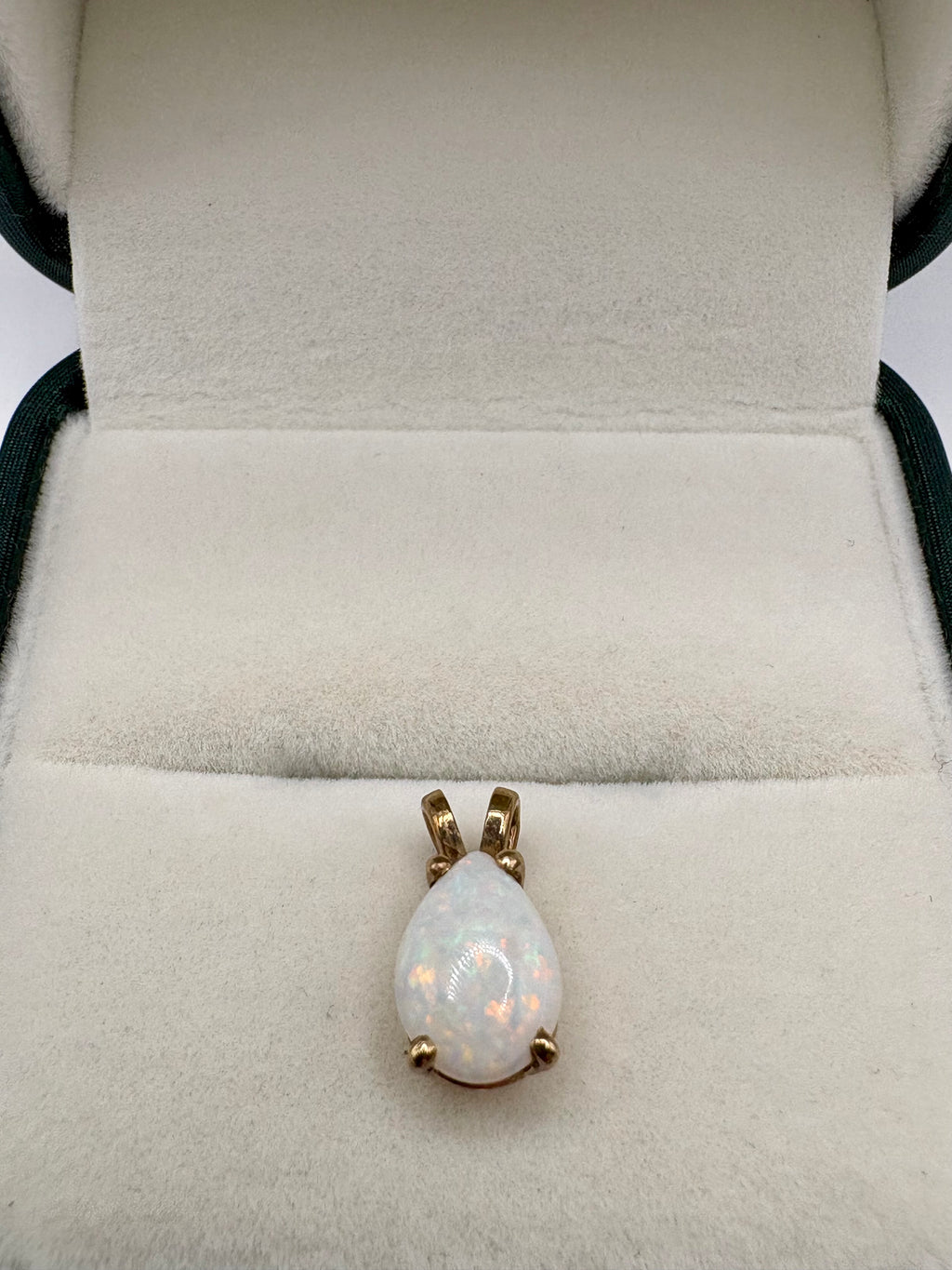 9ct gold opal pendant