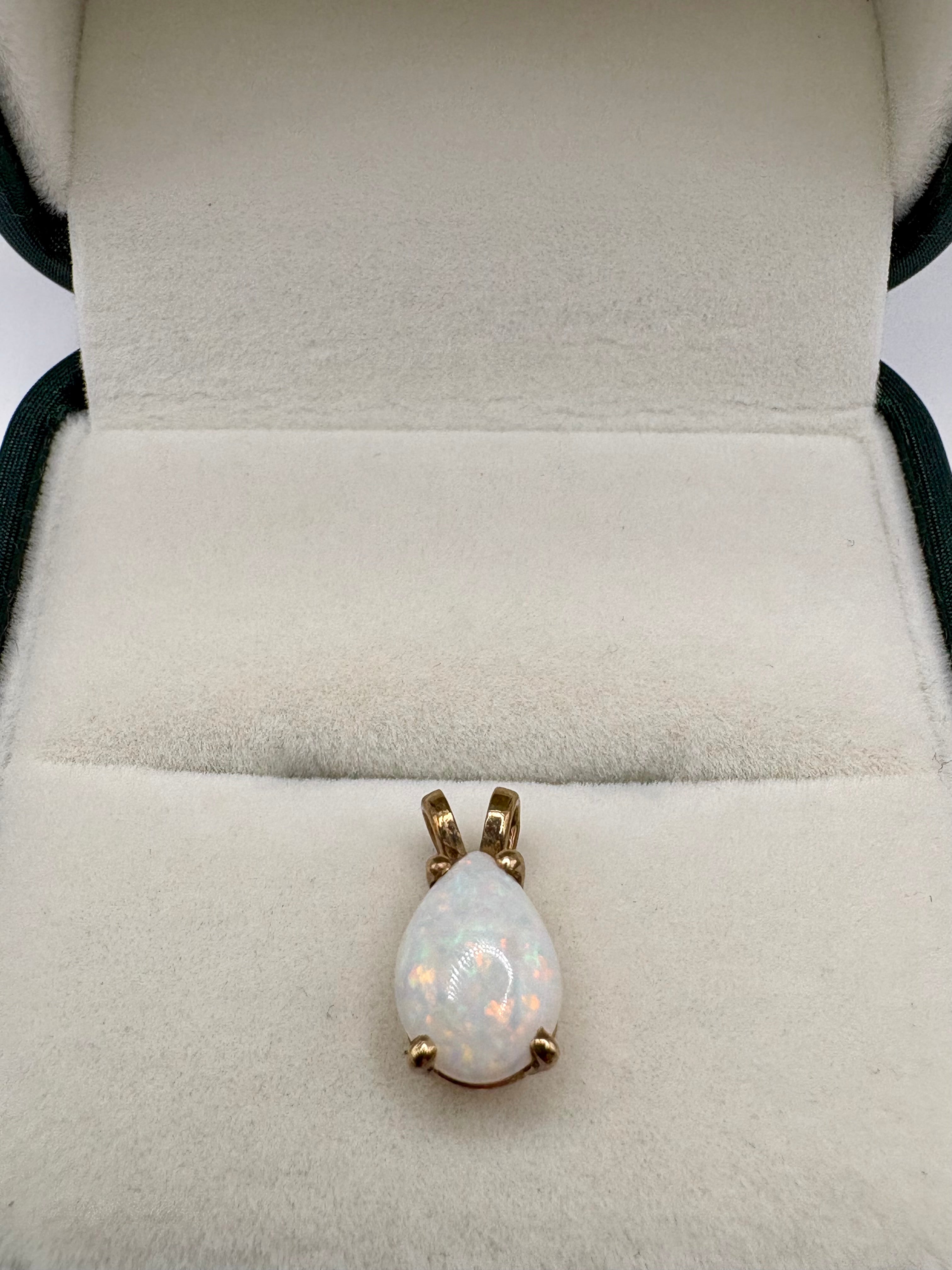 9ct gold opal pendant