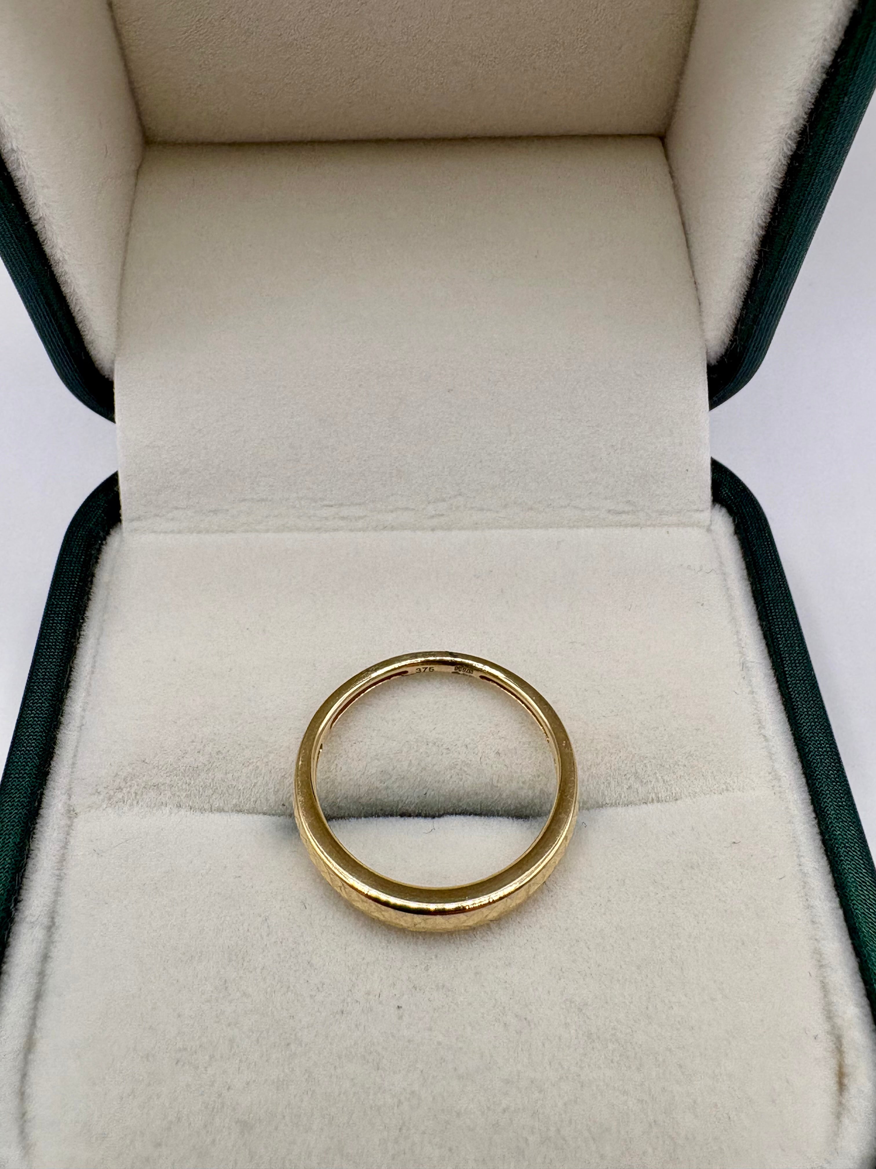 9ct gold patterned band ring