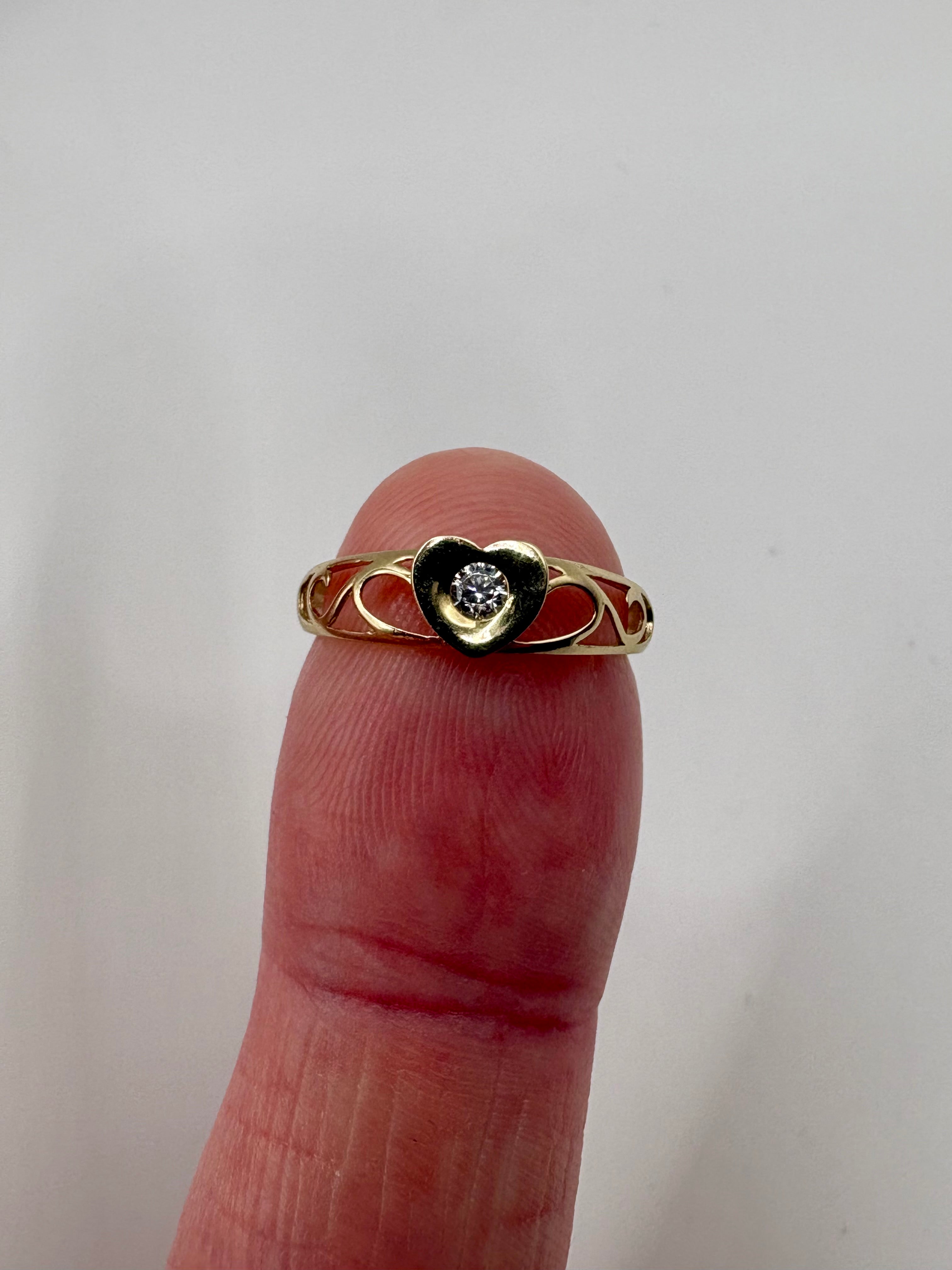 9ct gold cz heart signet ring