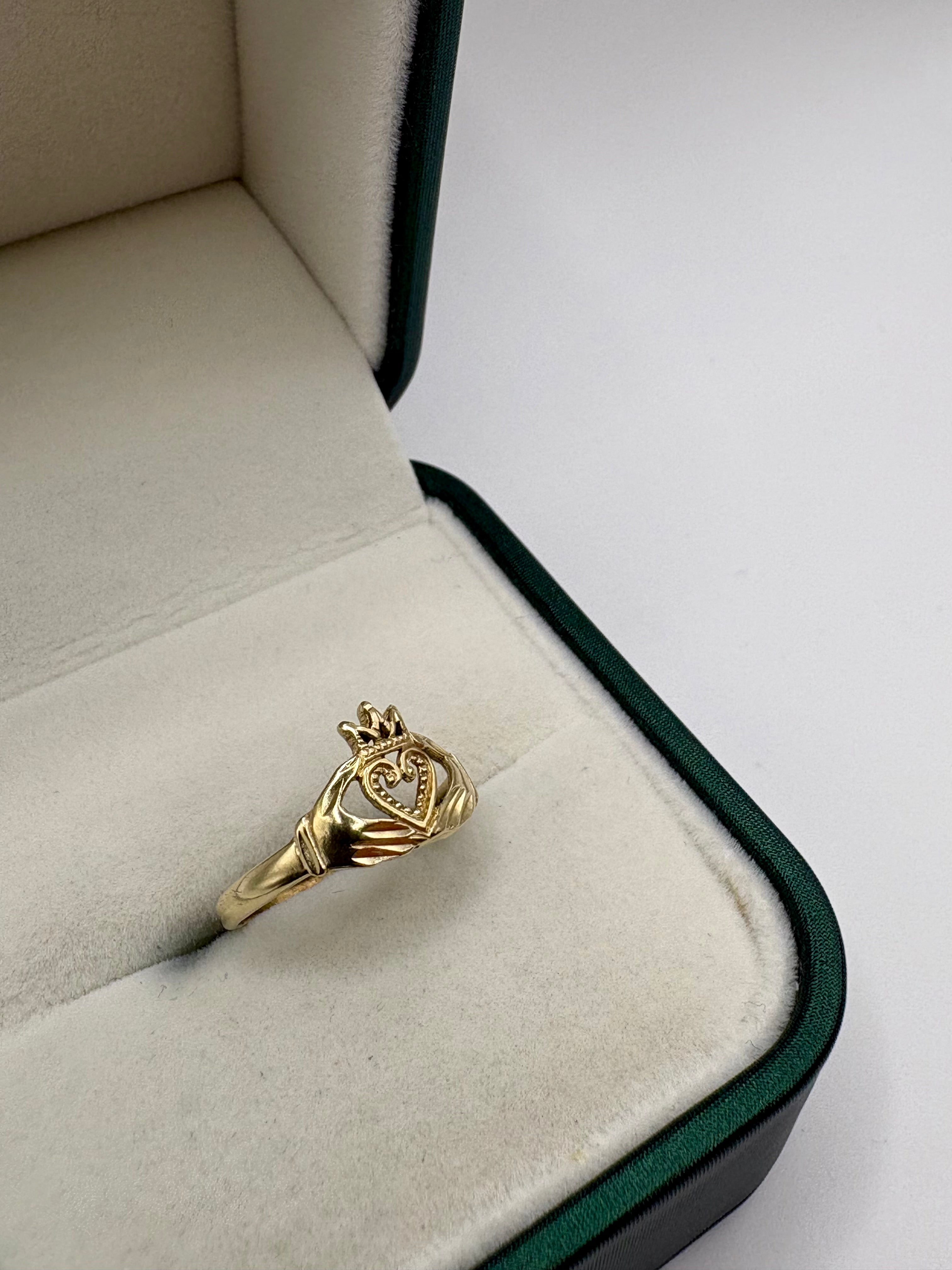 9ct gold claddagh ring