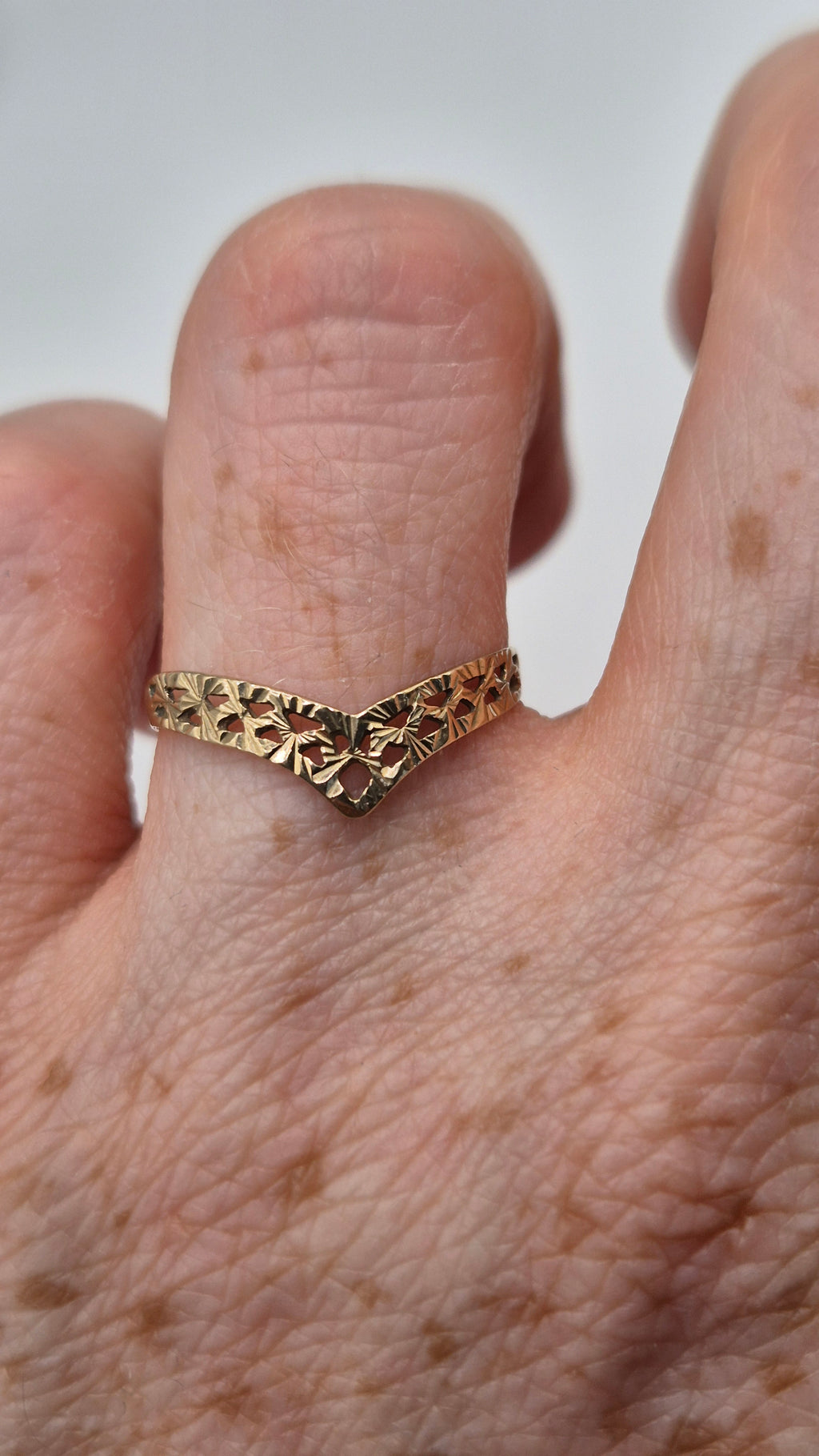 9ct gold patterned wishbone ring