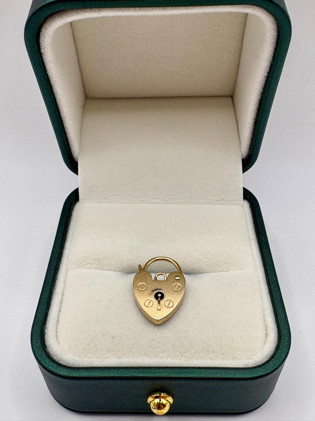 9ct gold padlock (2)