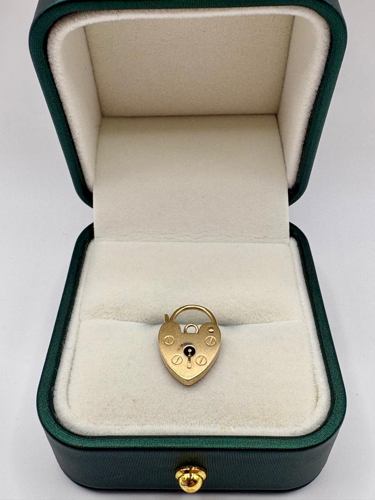 9ct gold padlock (2)