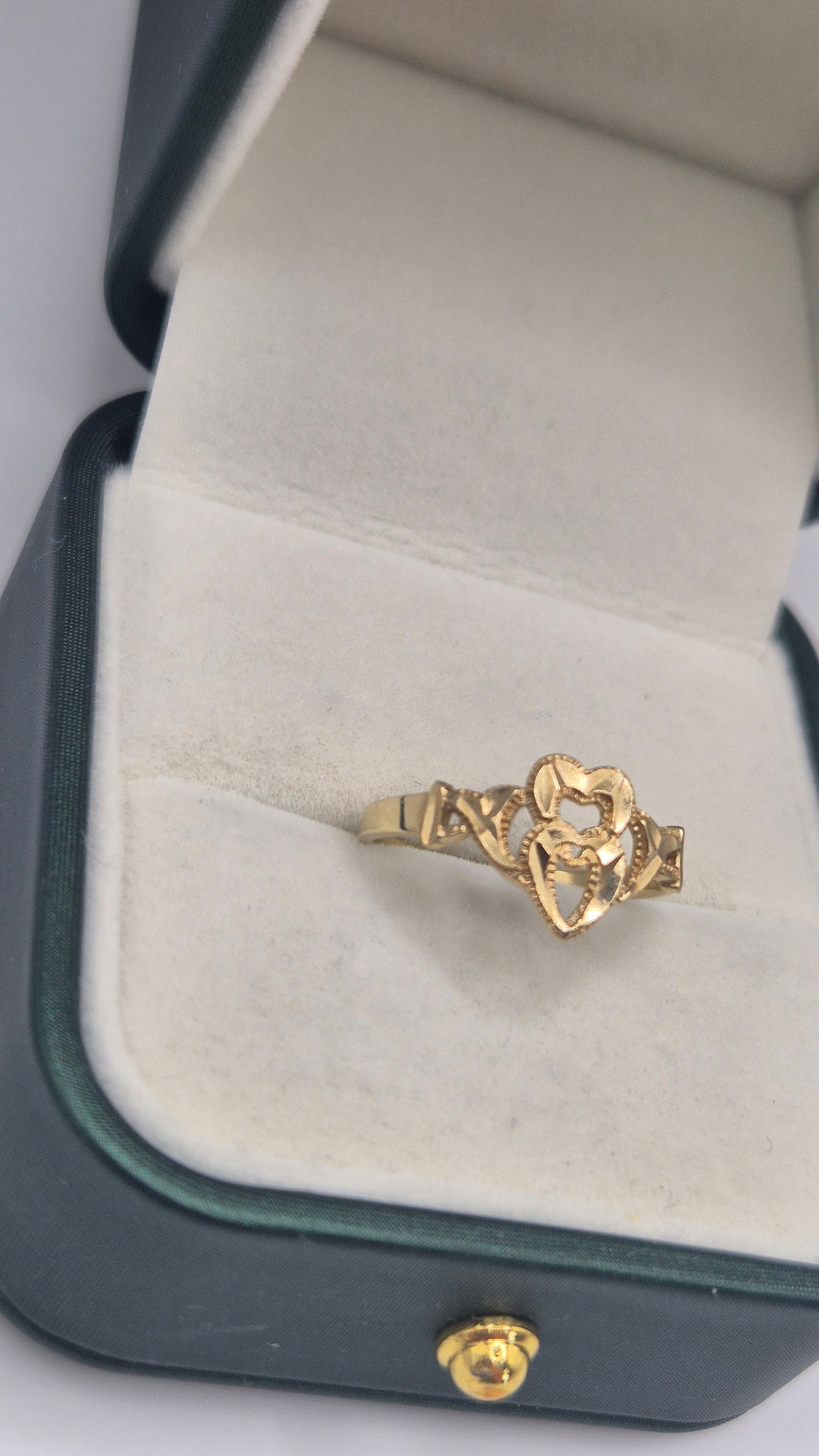 9ct gold heart patterned ring