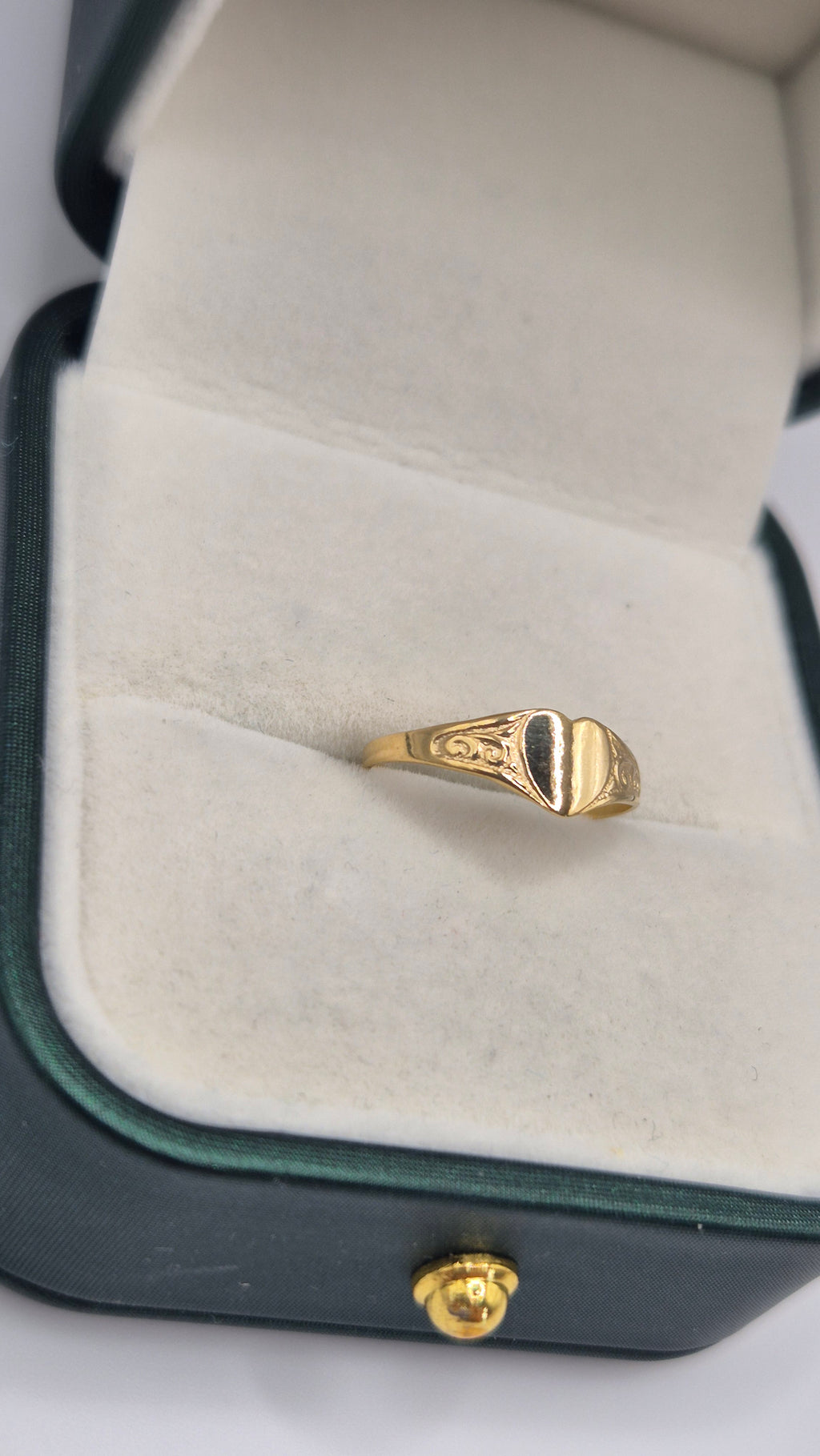9ct gold heart signet ring