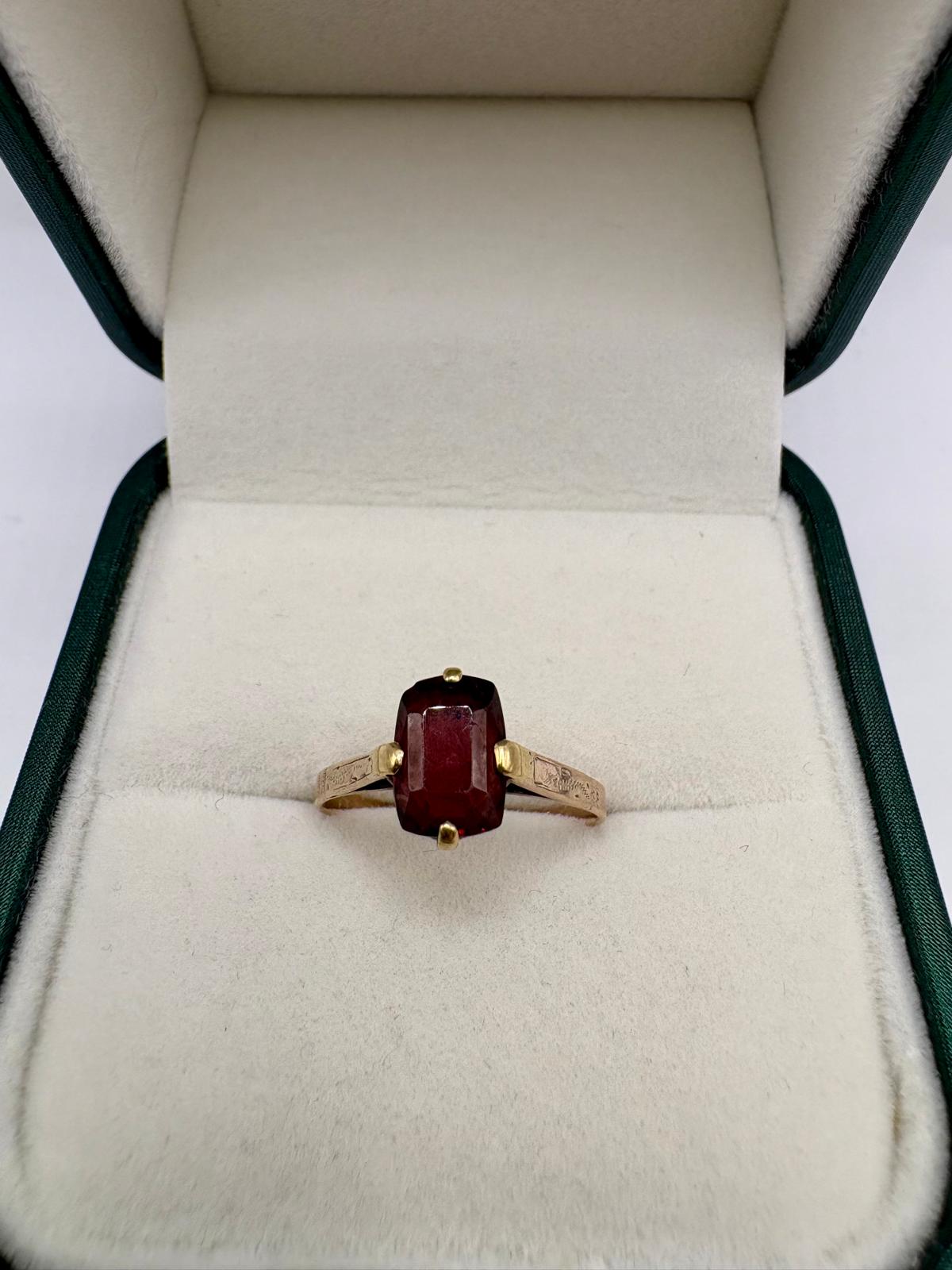 9ct gold garnet ring