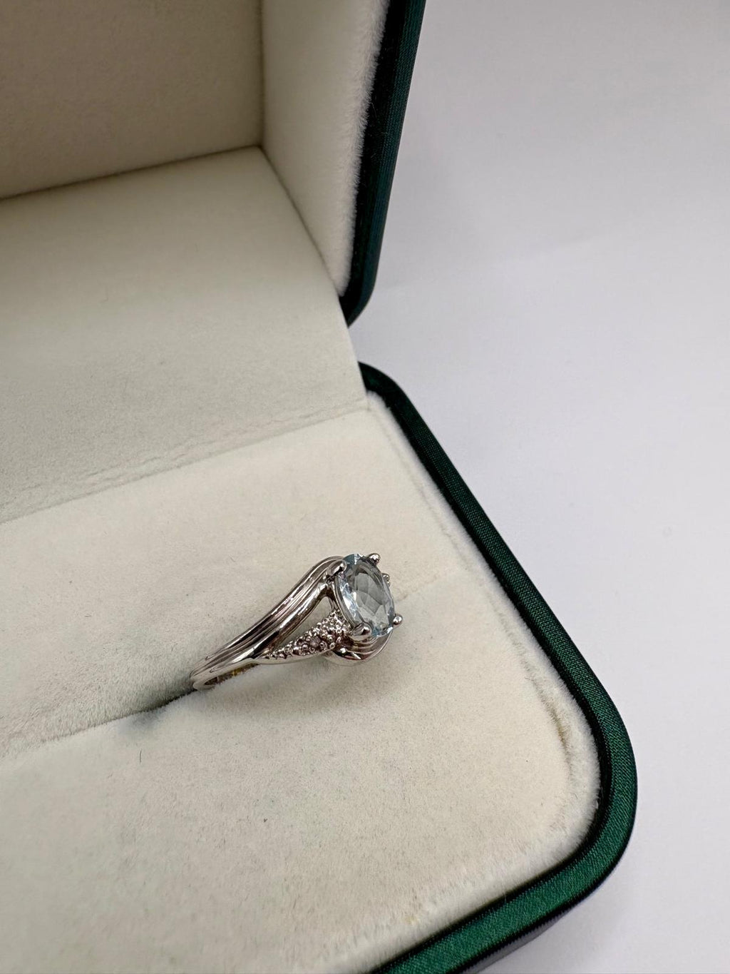 9ct white gold aquamarine and diamond ring