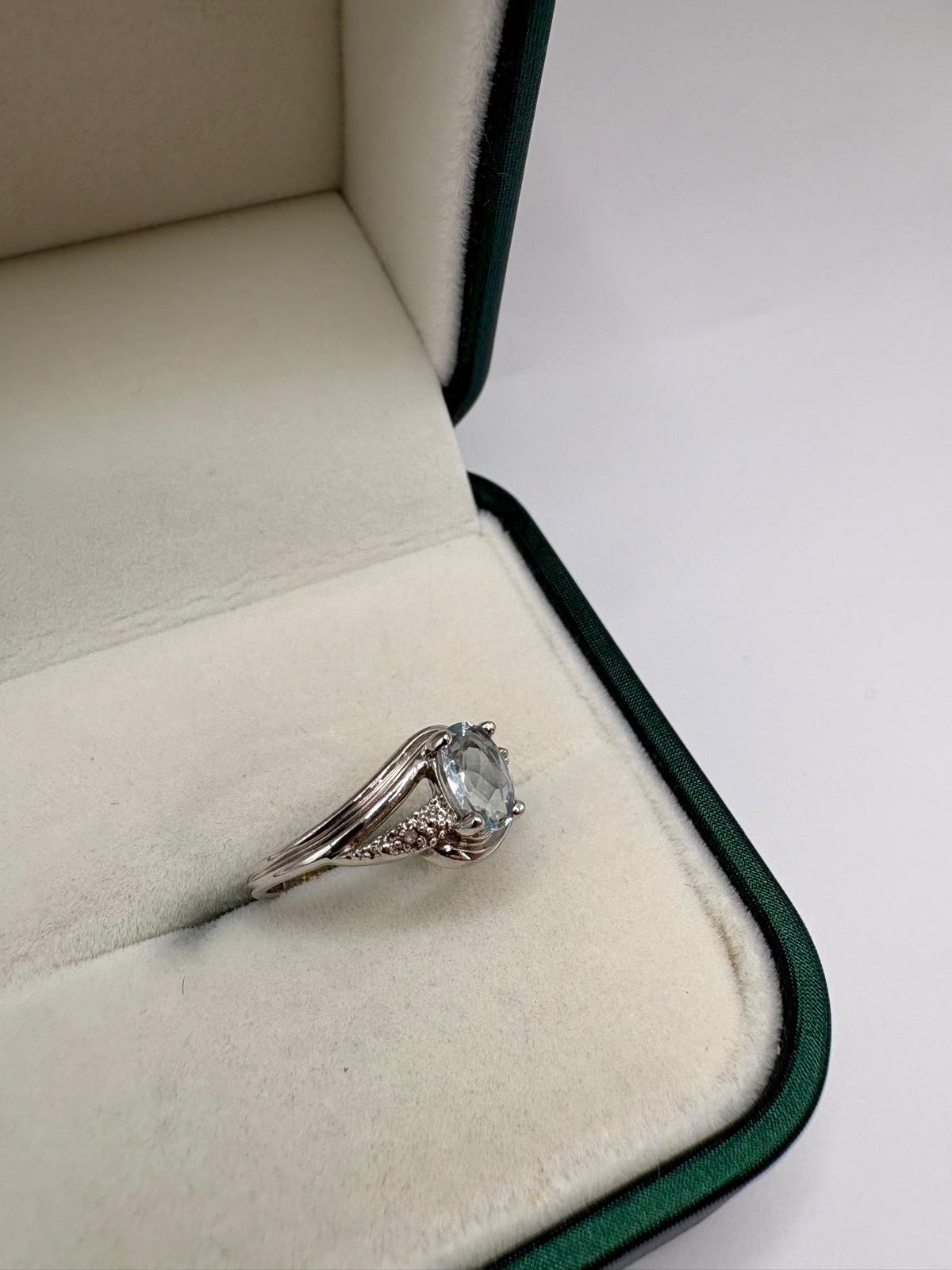 9ct white gold aquamarine and diamond ring
