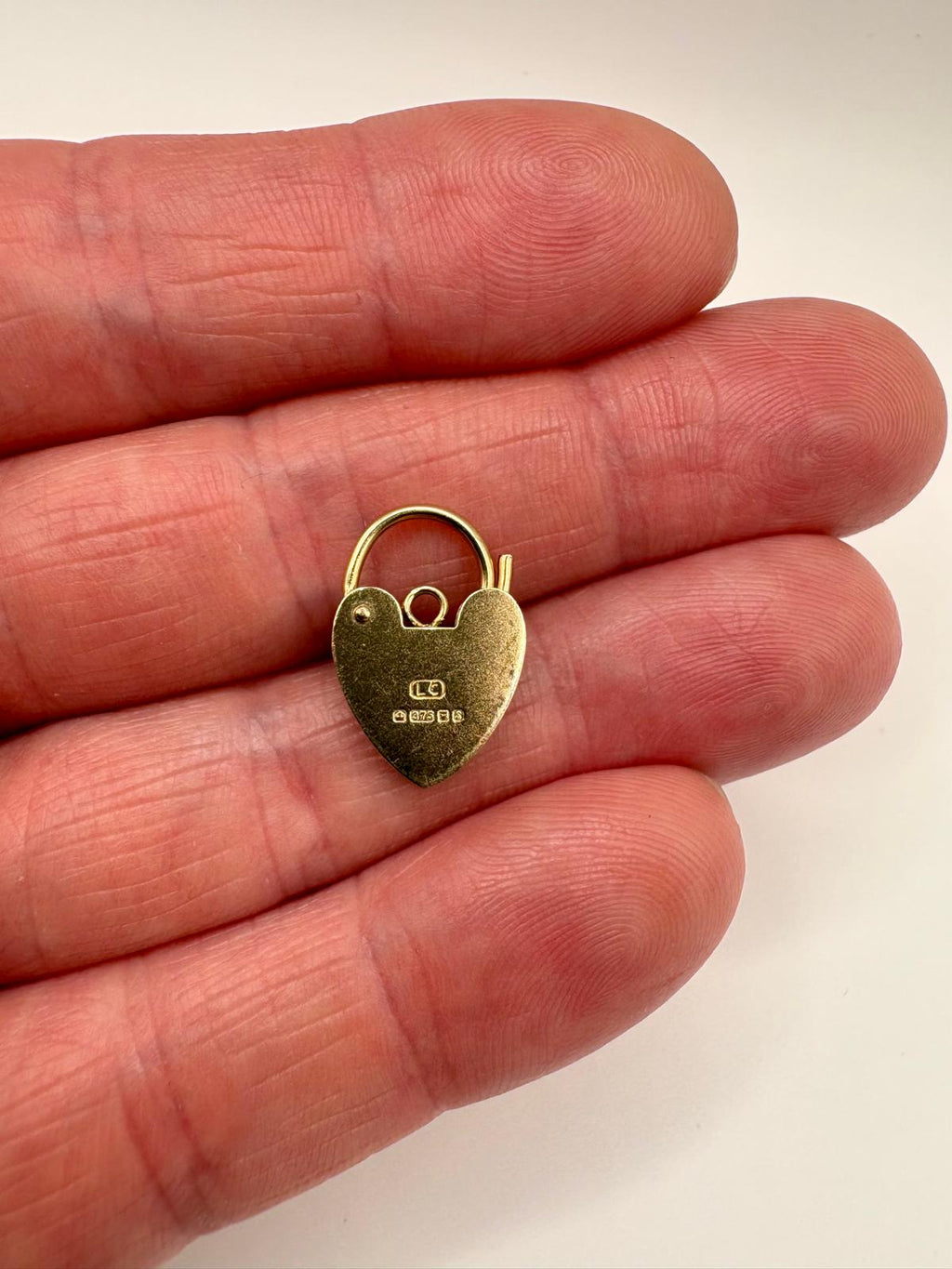 9ct gold padlock (2)