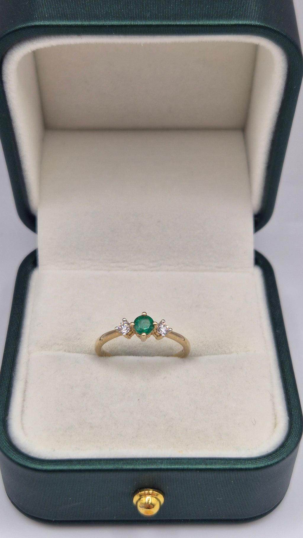 9ct gold diamond and emerald ring
