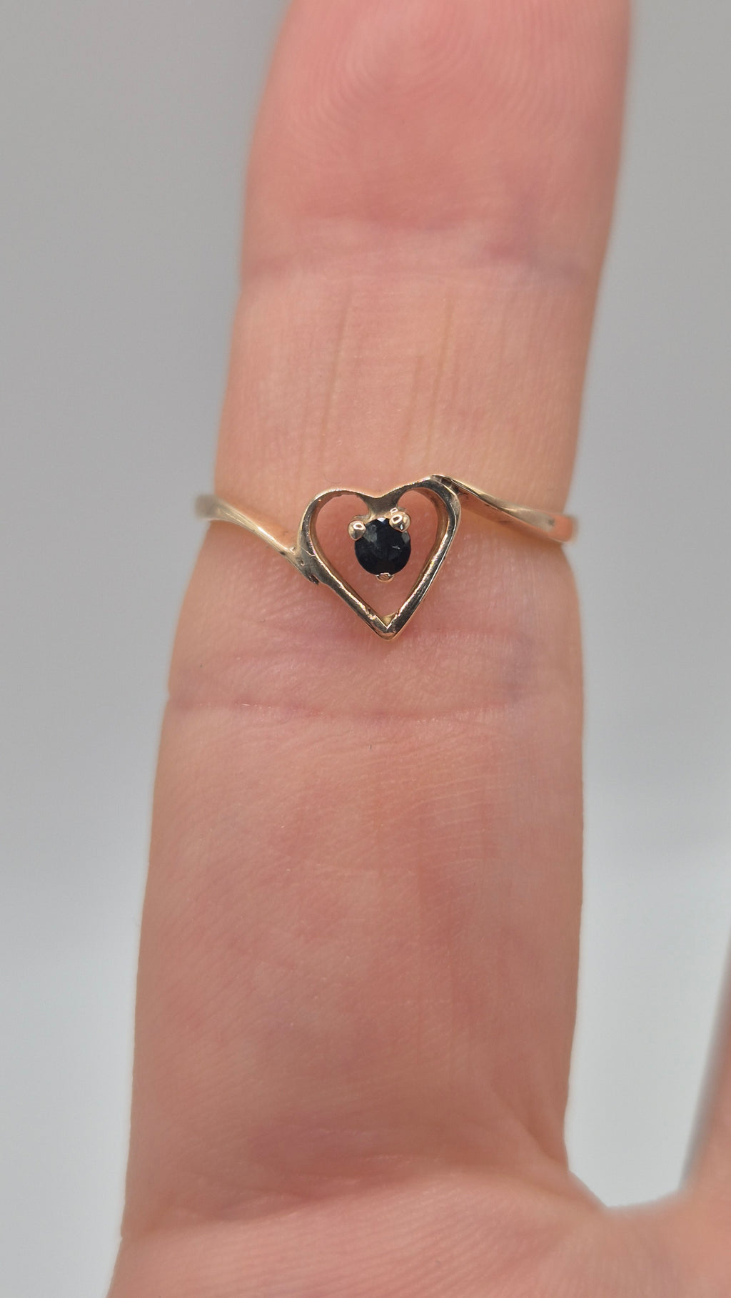 9ct gold sapphire heart ring