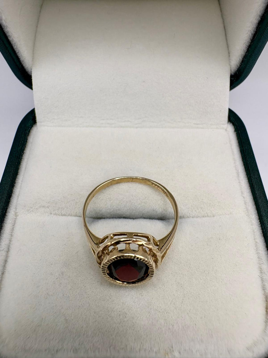 9ct gold garnet ring