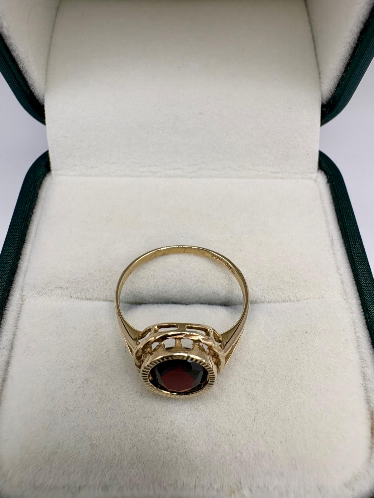 9ct gold garnet ring