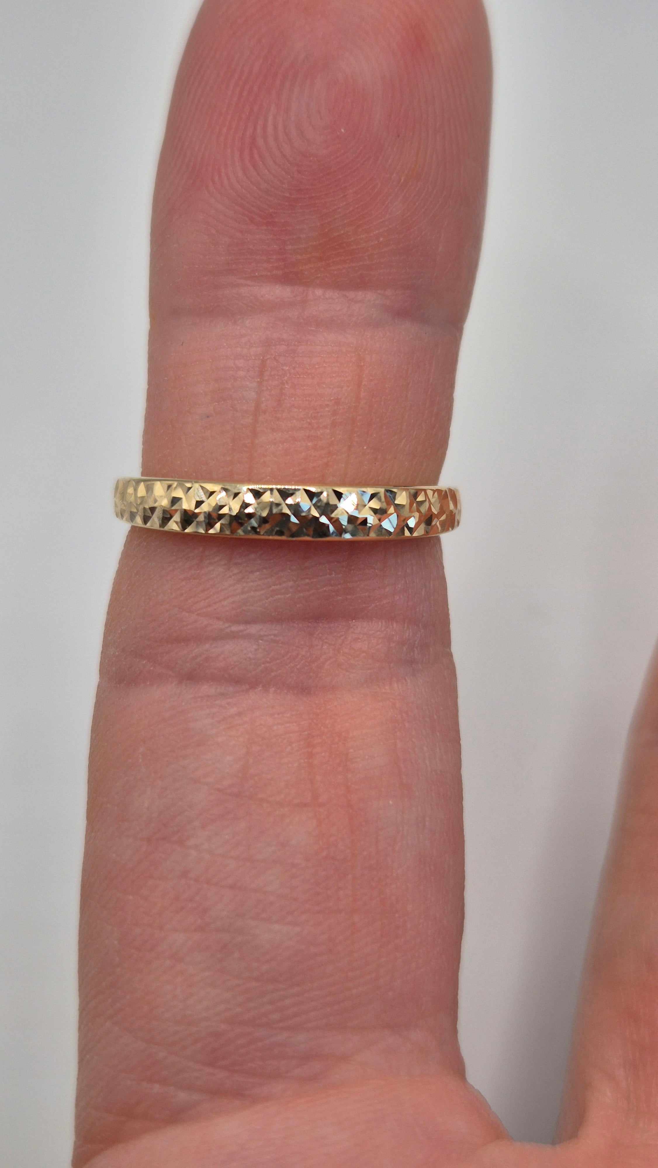 9ct gold patterned band ring