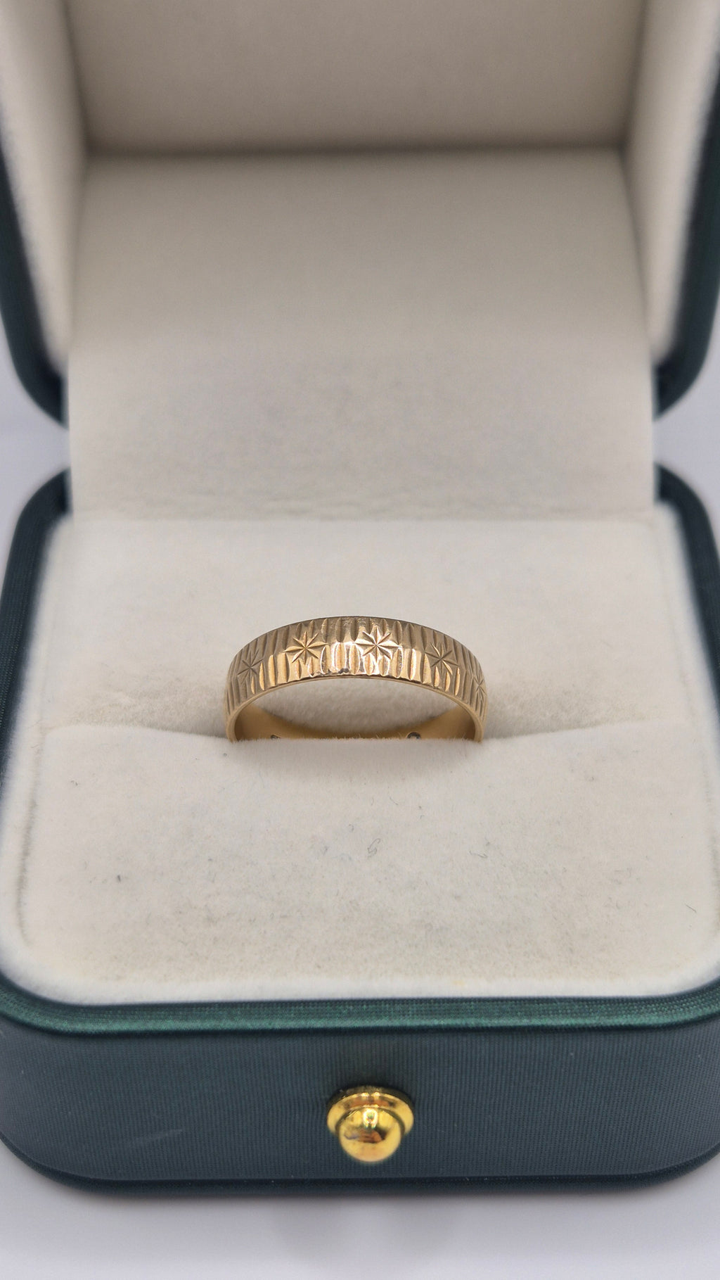 9ct gold star patterned band