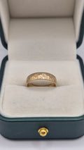 9ct gold star patterned band