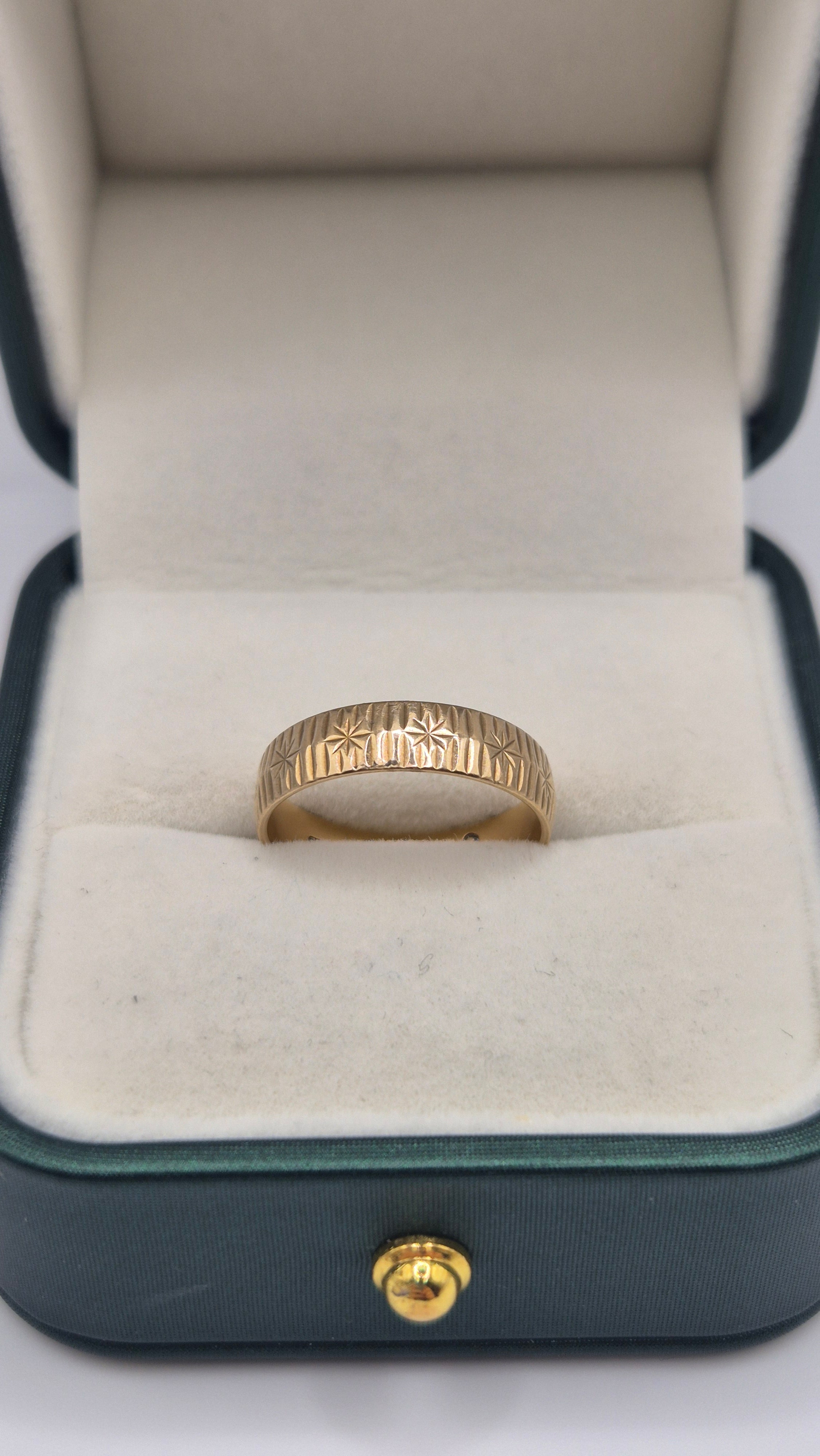9ct gold star patterned band