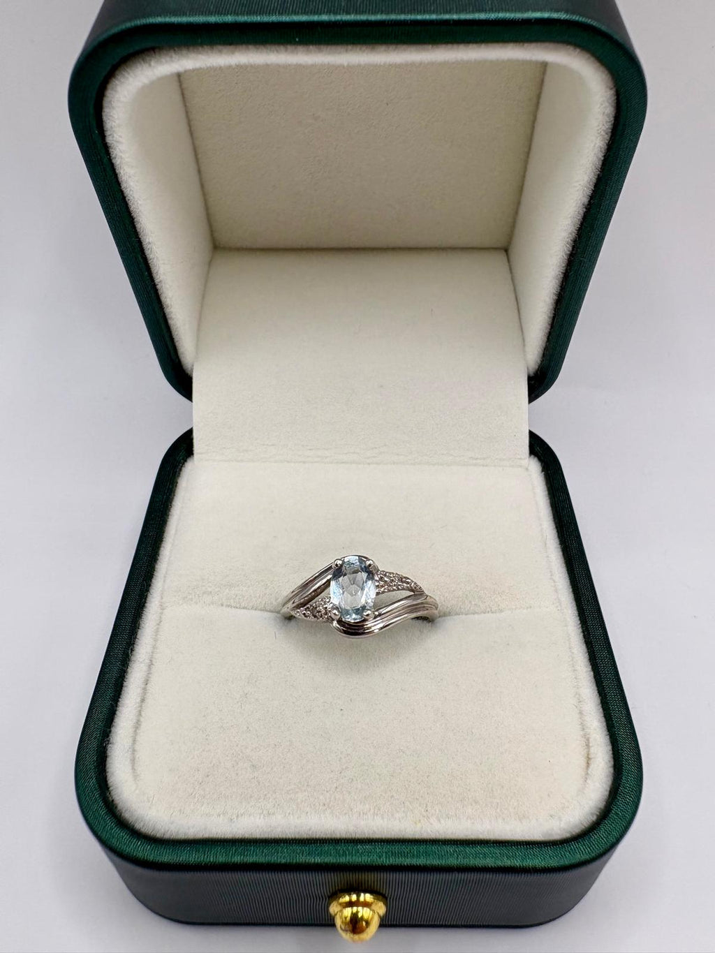 9ct white gold aquamarine and diamond ring