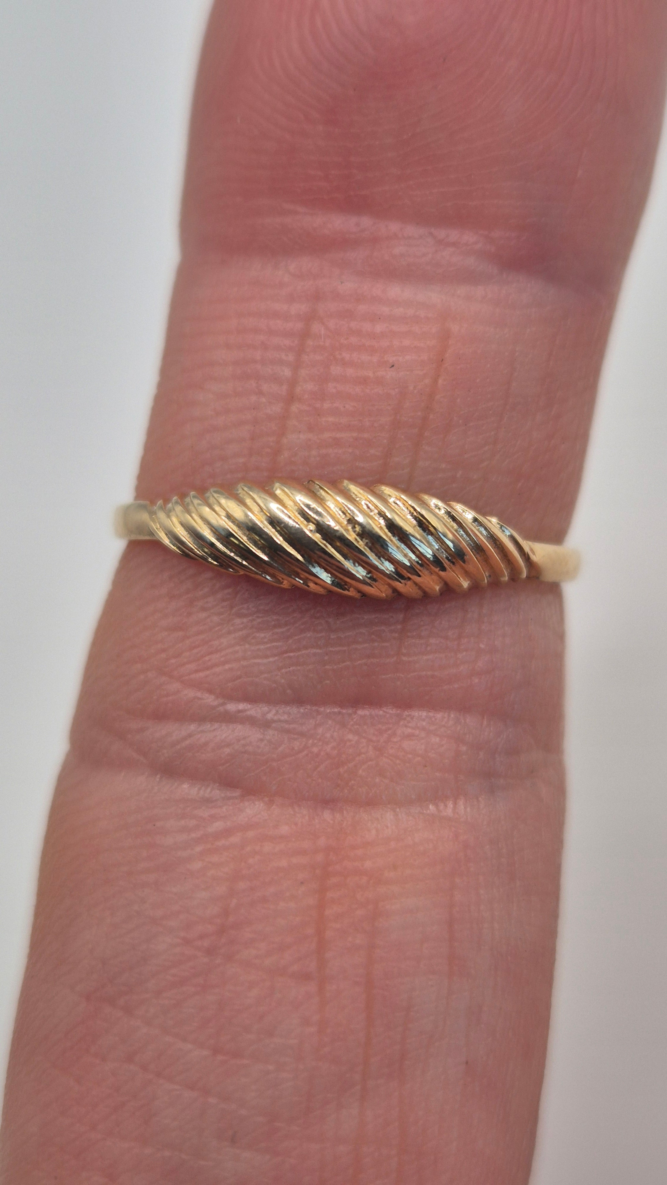9ct gold croissant style ring