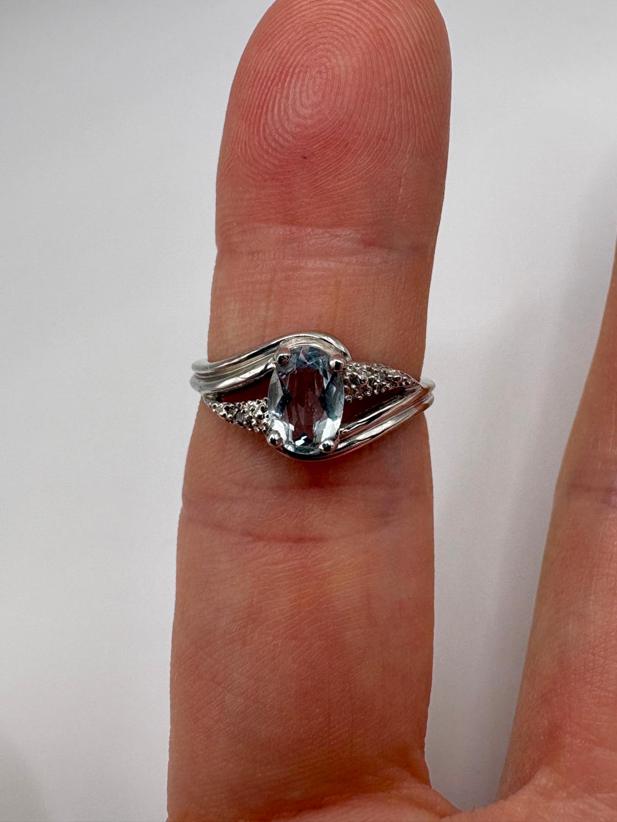 9ct white gold aquamarine and diamond ring