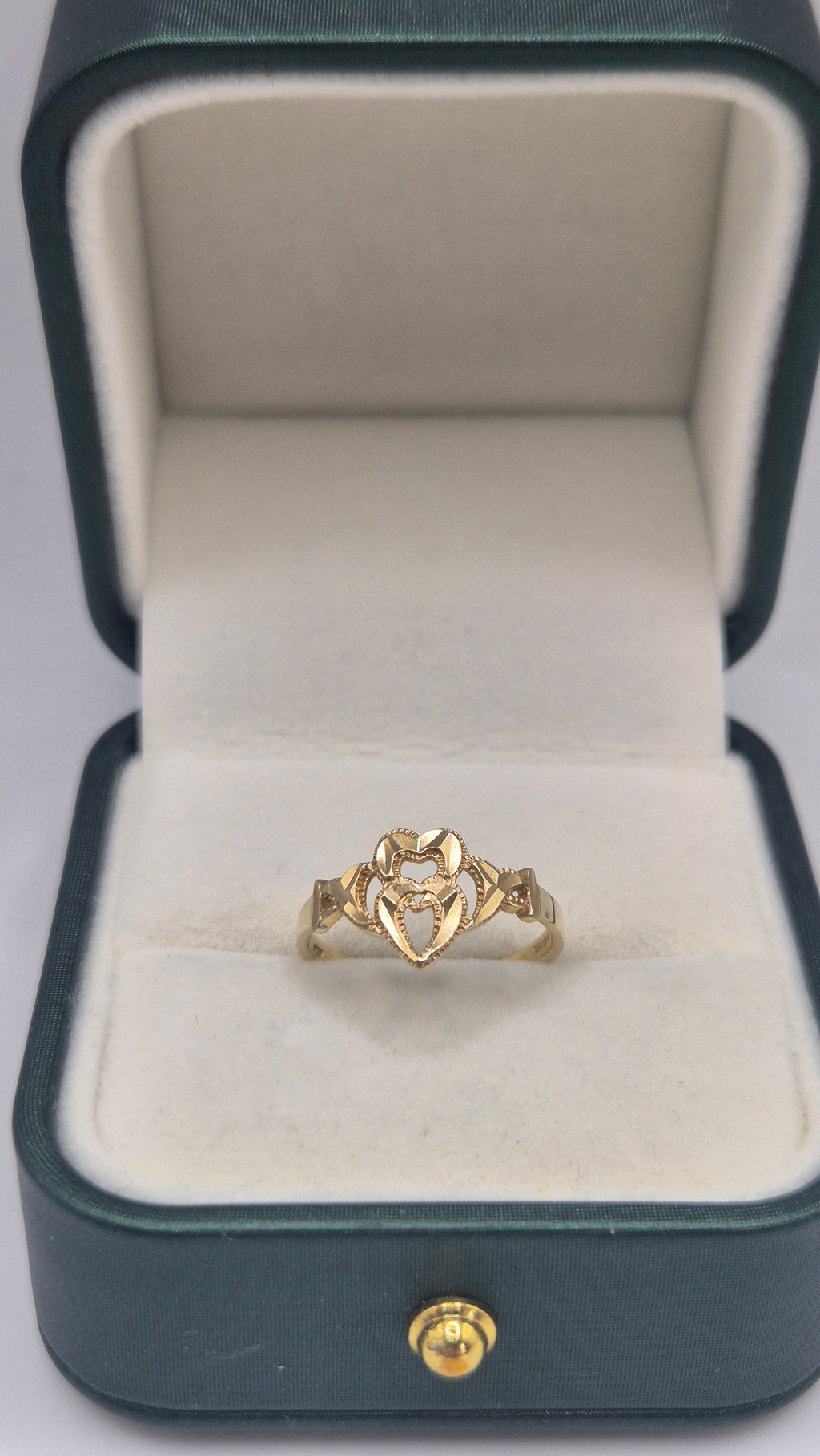 9ct gold heart patterned ring